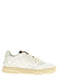 Sneakers blanches en polyéthylène de Gucci, chaussures de sport élégantes avec design moderne et logo Gucci visible.