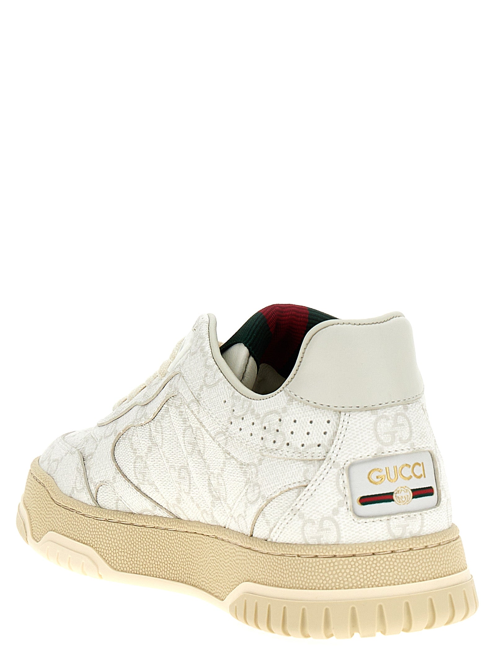 Chaussures Gucci blanches en polyéthylène, baskets modernes et légères, vues de face sur un fond neutre.