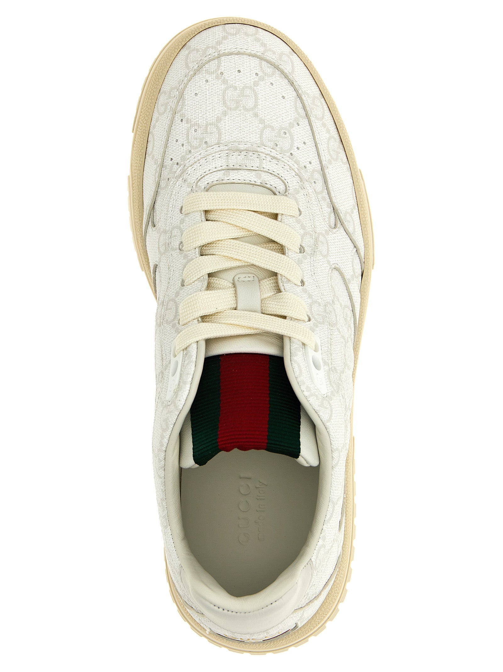 Chaussures sneakers blanches en polyéthylène Gucci, vue de face, avec design moderne et logo Gucci visible.