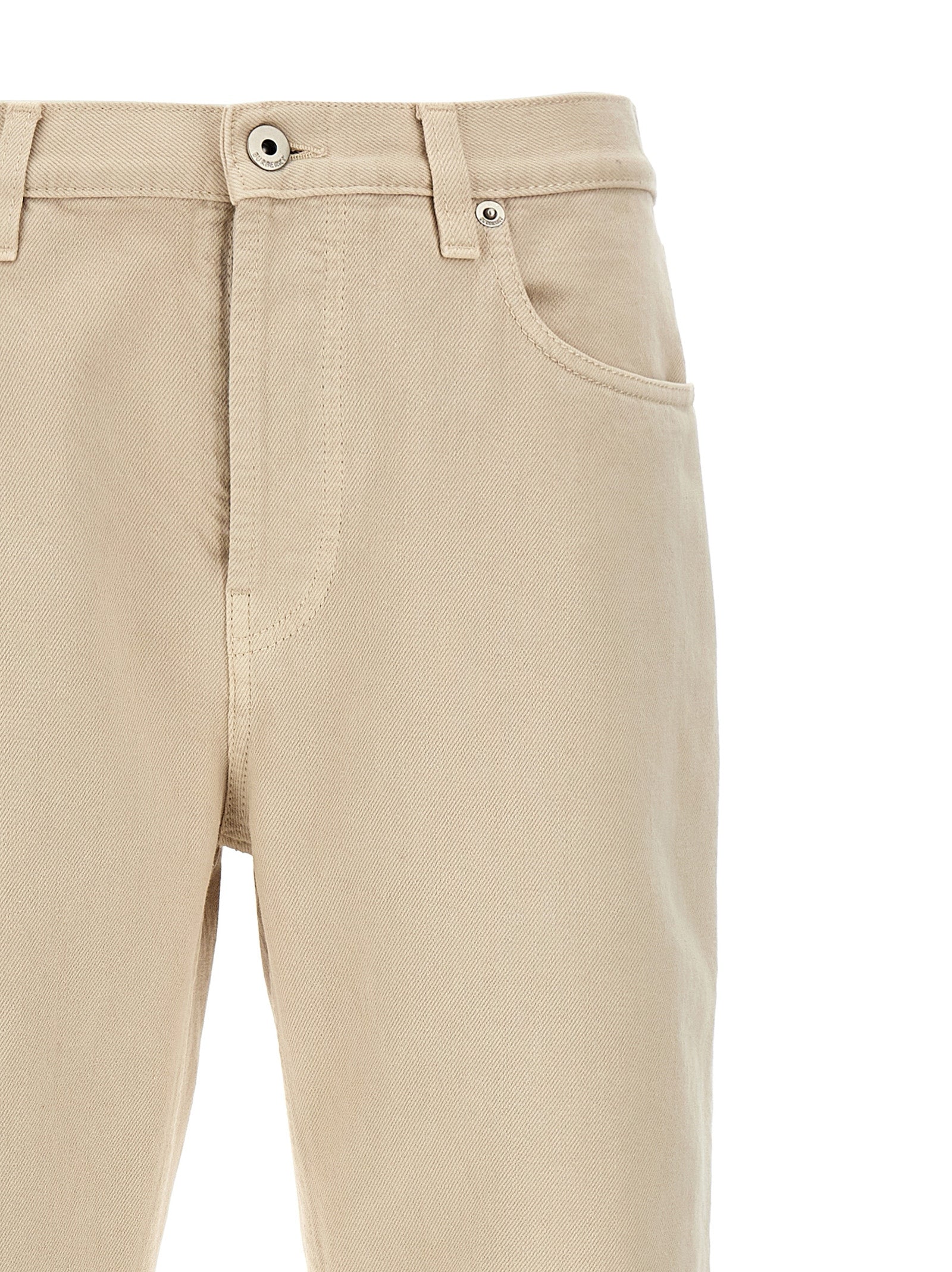 Pantalons décontractés en coton beige de Burberry, coupe confortable et style élégant, vus sur un mannequin.