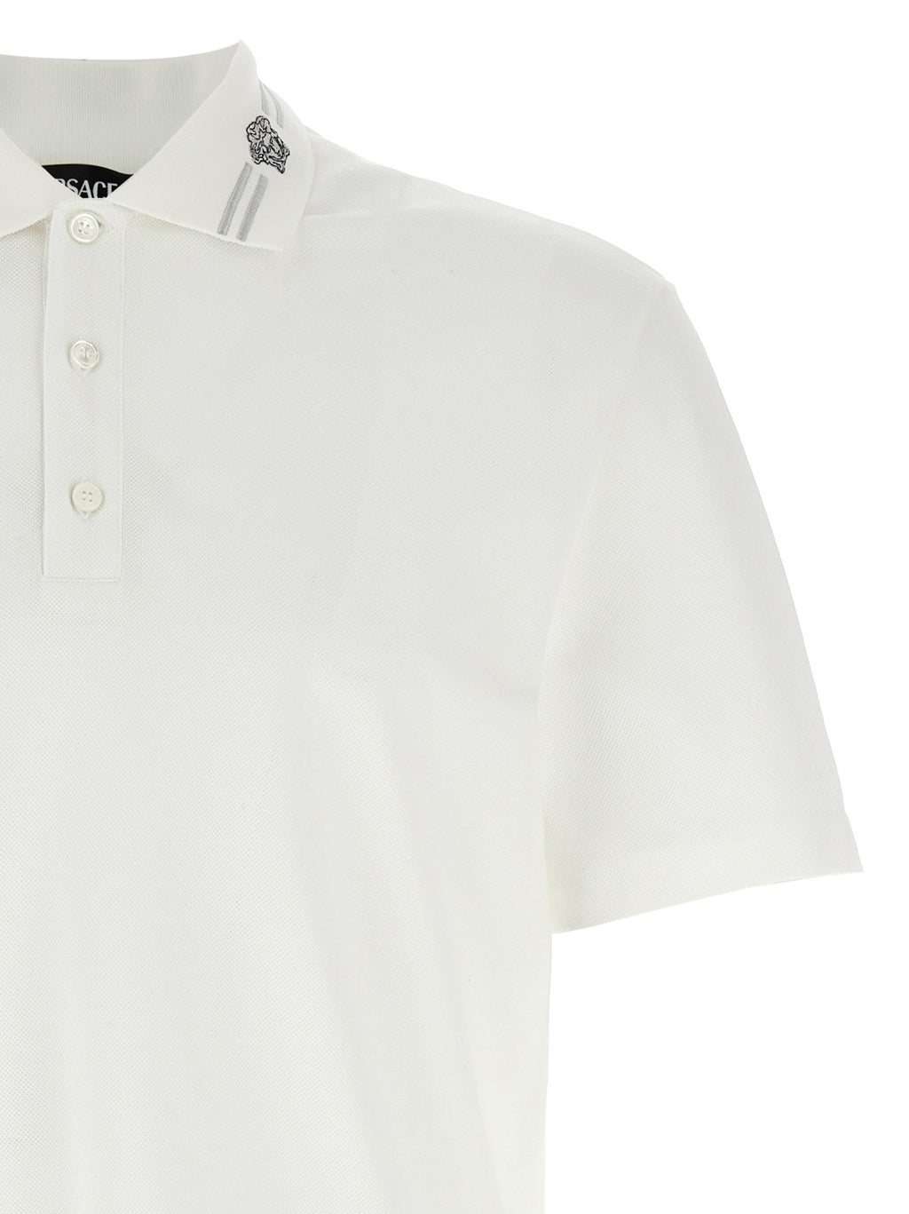 Chemise polo blanche en coton de la marque Versace, avec logo distinctif sur la poitrine et col classique.