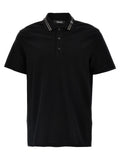 Chemise polo en coton noir de Versace, vue de face, avec logo Versace visible sur la poitrine.