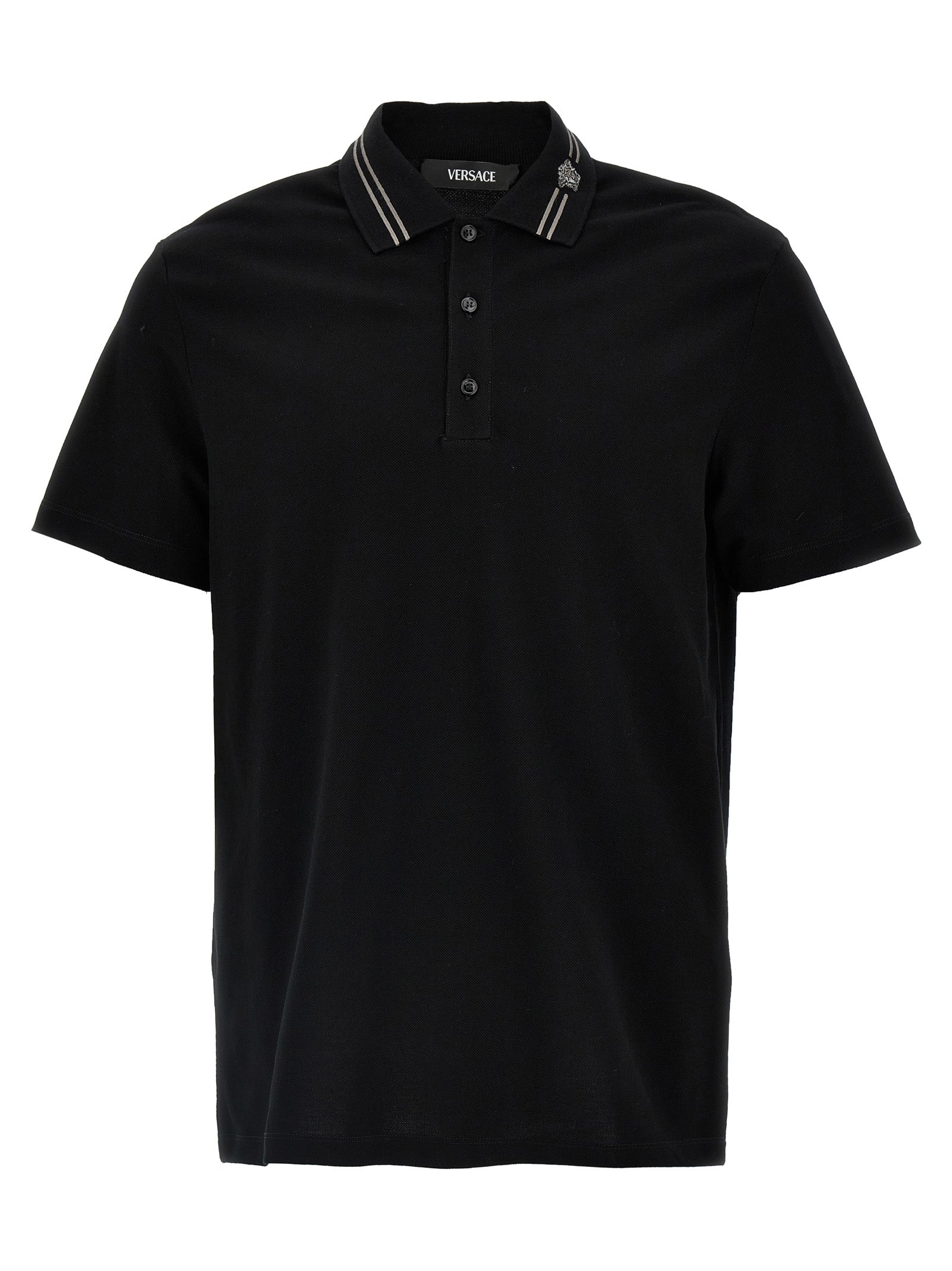 Chemise polo en coton noir de Versace, vue de face, avec logo Versace visible sur la poitrine.