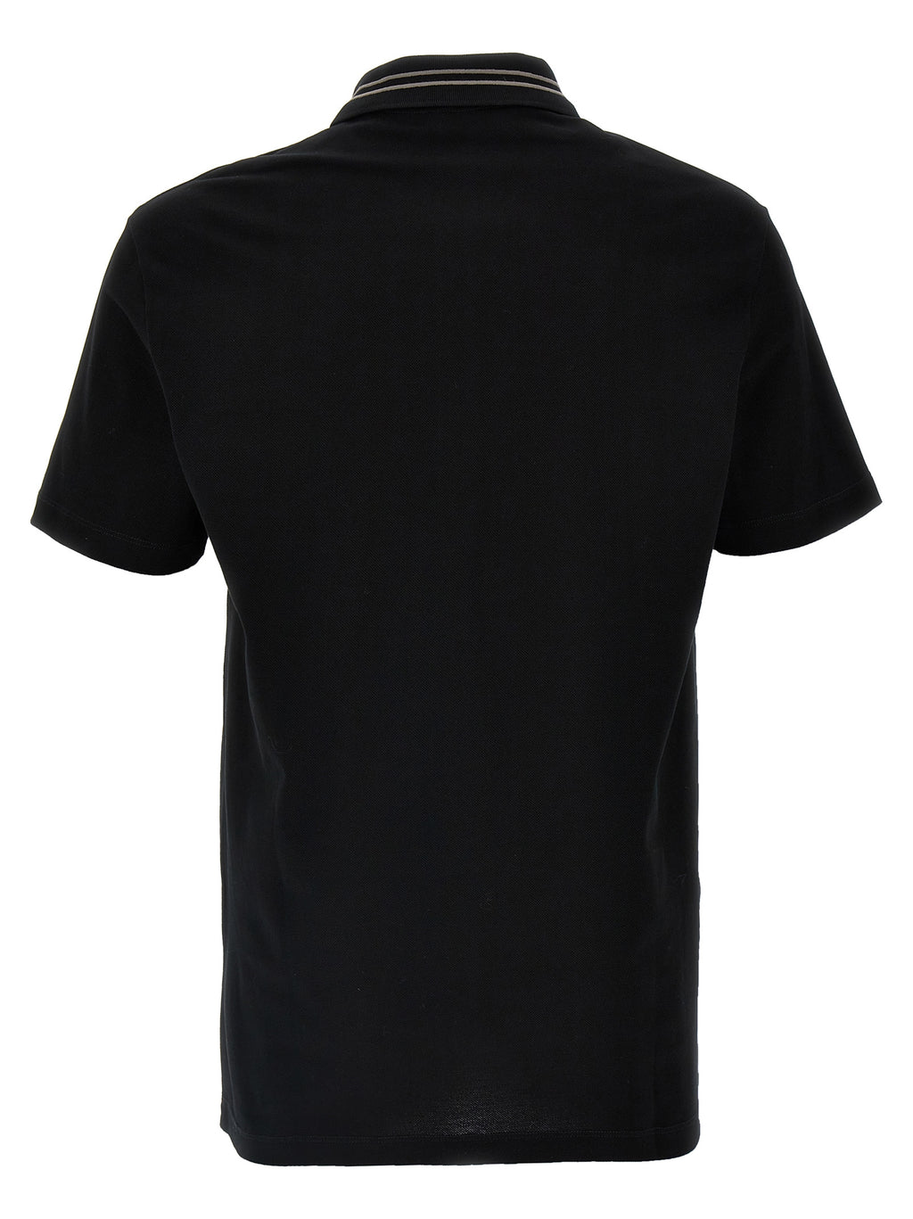 Chemise polo en coton noir de Versace, vue en gros plan, avec logo distinctif sur la poitrine.