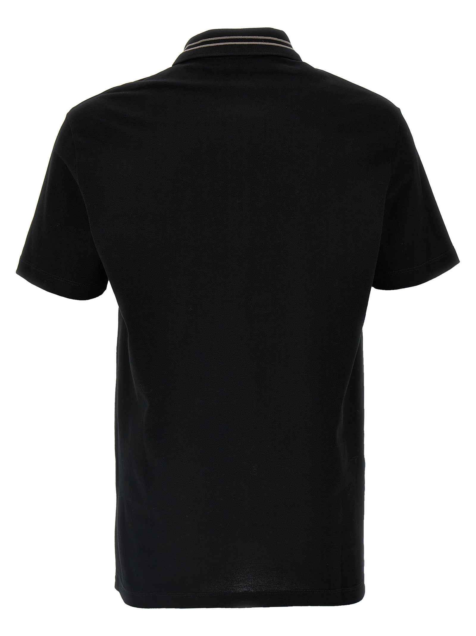 Chemise polo en coton noir de Versace, vue en gros plan, avec logo distinctif sur la poitrine.