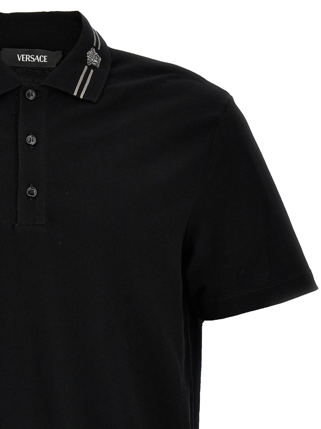 Chemise polo en coton noir de la marque Versace, avec détails élégants et logo distinctif visible sur le devant.