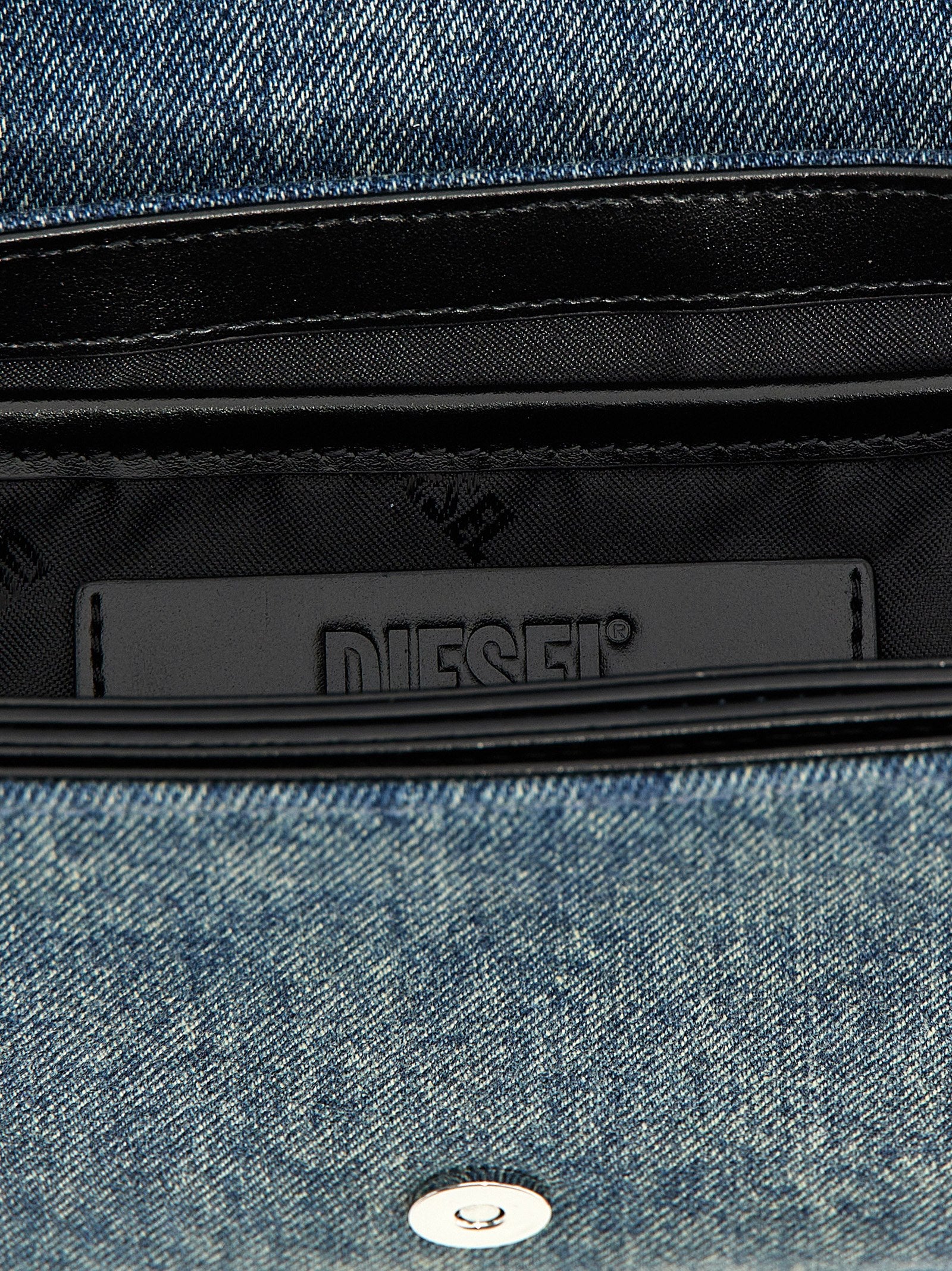 Sac à épaule Diesel en coton bleu, avec détails tendance, visible en gros plan sur l'image.