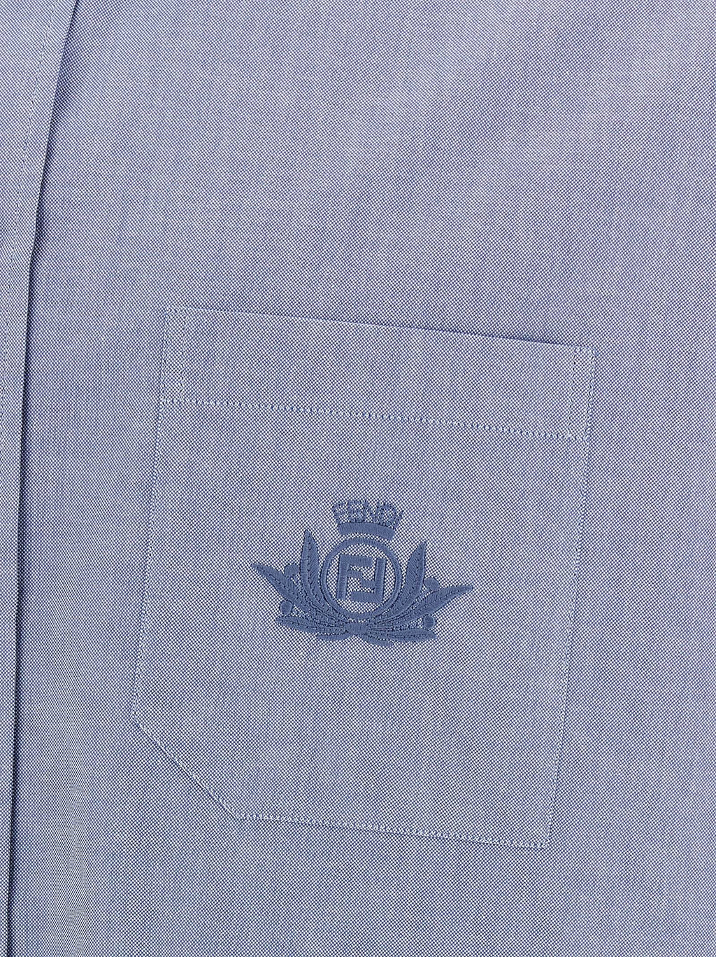 Chemisier en coton bleu Fendi, coupe élégante avec détails modernes, porté sur un mannequin.