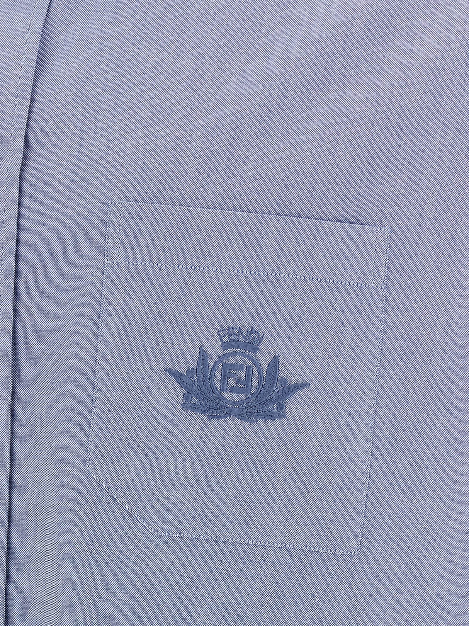 Chemisier en coton bleu Fendi, coupe élégante avec détails modernes, porté sur un mannequin.