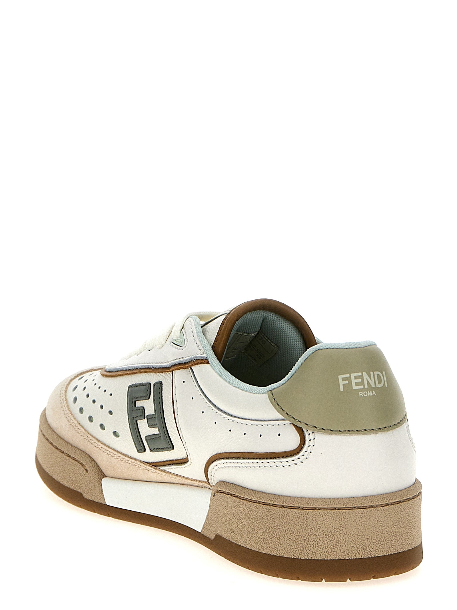 Chaussures Fendi en cuir beige, sneakers tendance avec design élégant et détails modernes.