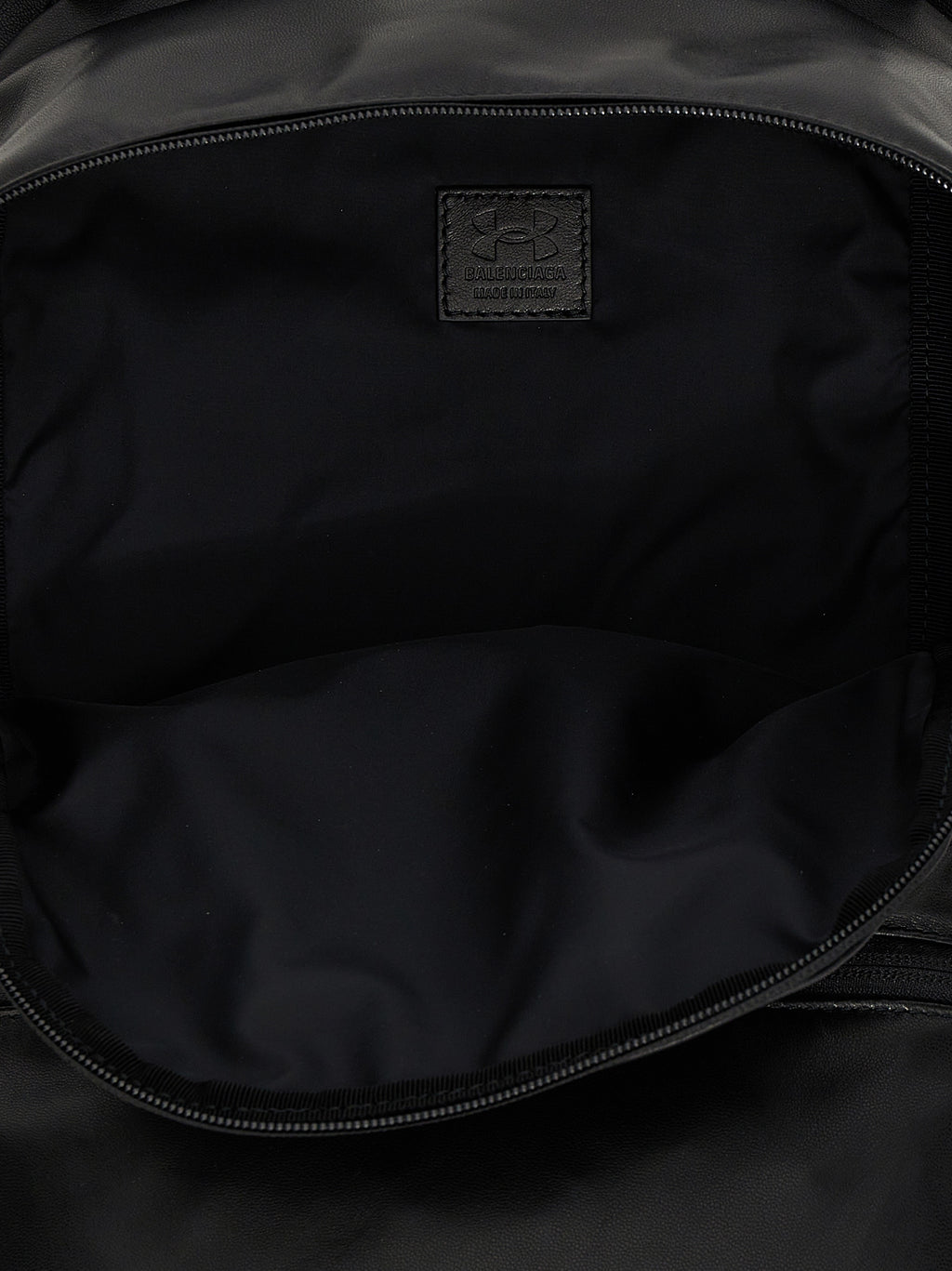 Sac à dos Balenciaga en cuir d'agneau bicolore, design élégant et moderne, visible avec ses détails et fermeture.