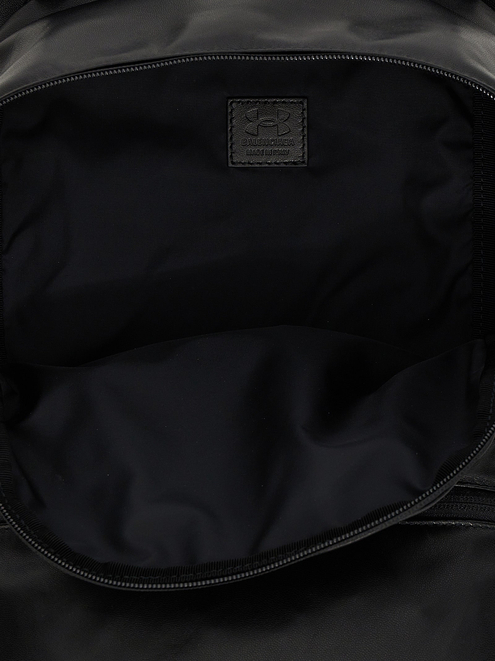 Sac à dos Balenciaga en cuir d'agneau bicolore, design élégant et moderne, visible avec ses détails et fermeture.