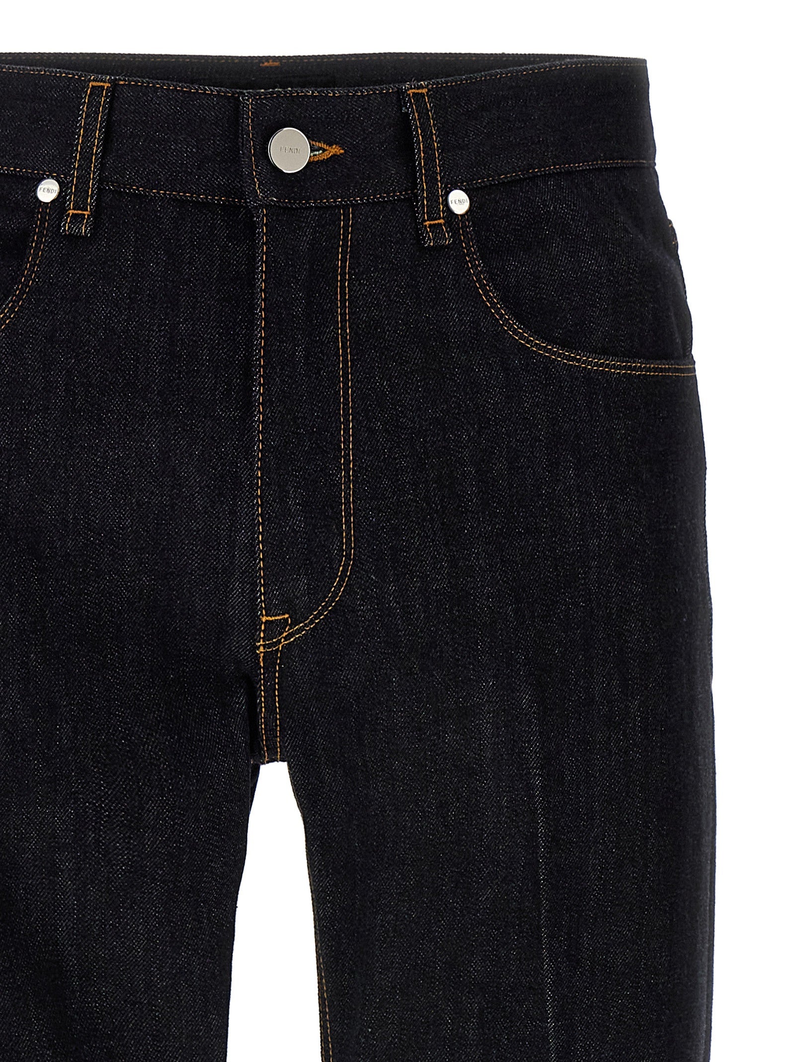 Jeans Fendi en coton bleu à coupe droite, détails visibles sur la matière et la finition, style casual et élégant.