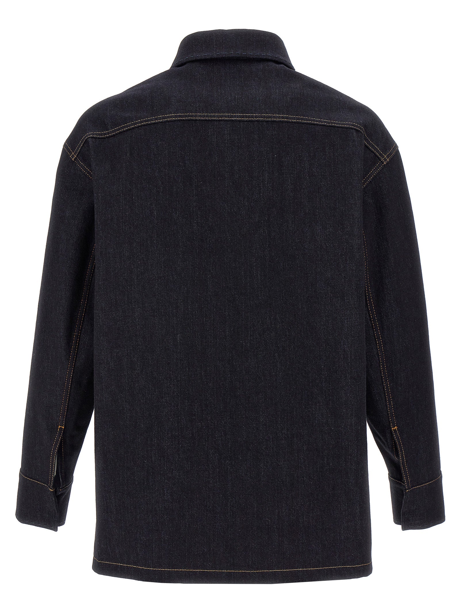 Veste en jean en coton bleu de la marque Fendi, coupe classique avec détails modernes et logo Fendi visible sur la poitrine.