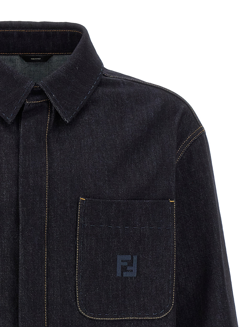 Veste en jean en coton bleu de la marque Fendi, style décontracté avec détails modernes et logo Fendi visible sur le devant.