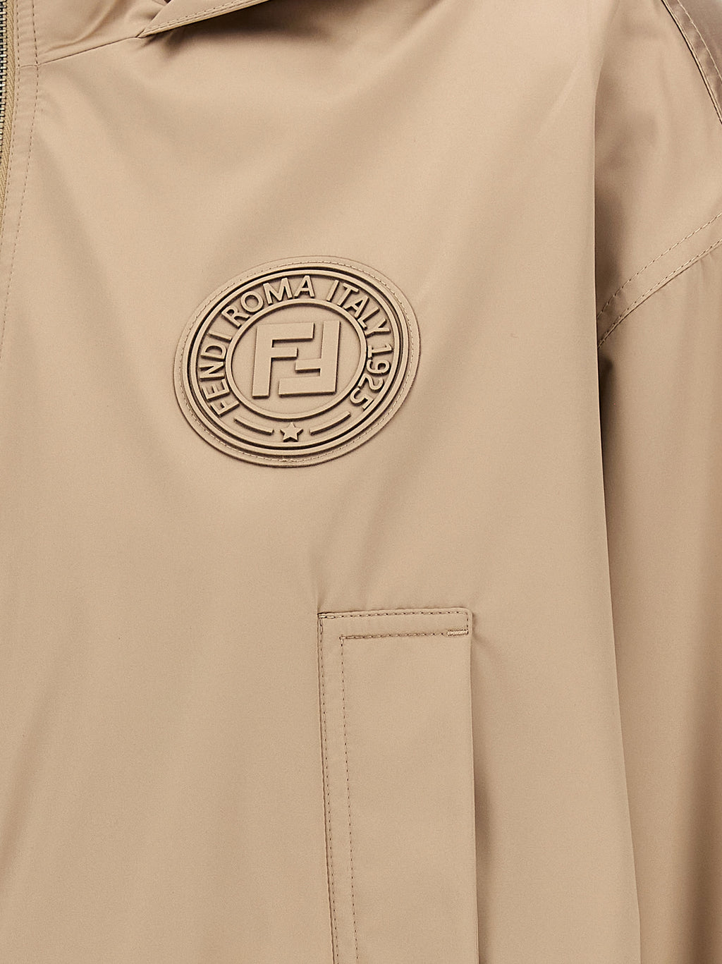 Veste en polyester marron de Fendi, coupe élégante avec détails modernes, vue de face sur un mannequin.