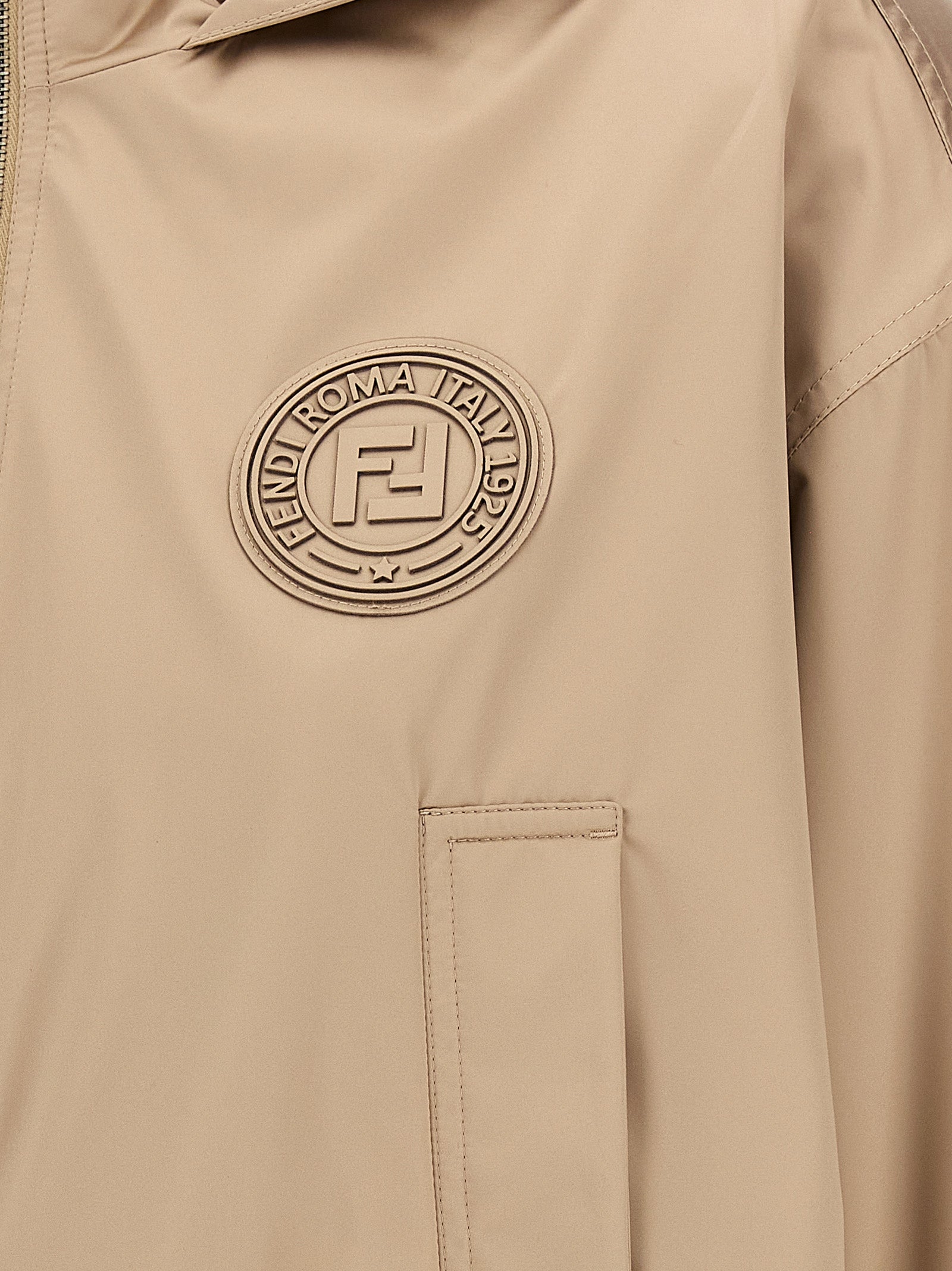 Veste en polyester marron de Fendi, coupe élégante avec détails modernes, vue de face sur un mannequin.