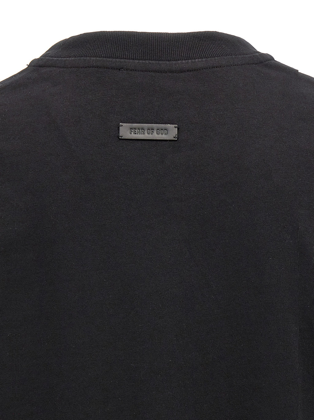 T-shirt noir en coton de la marque Fear Of God, coupe décontractée, avec logo discret sur la poitrine.