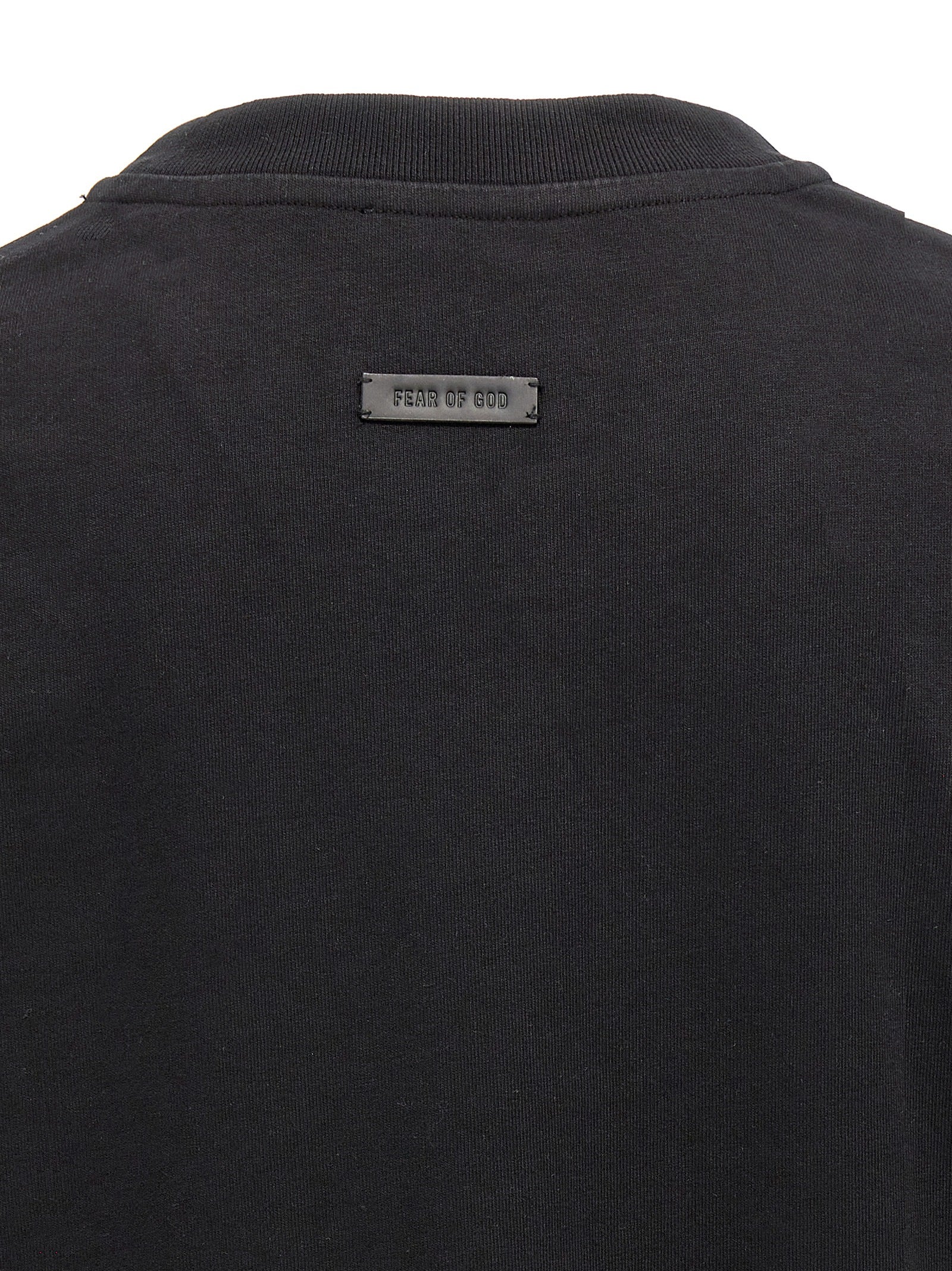 T-shirt noir en coton de la marque Fear Of God, coupe décontractée, avec logo discret sur la poitrine.