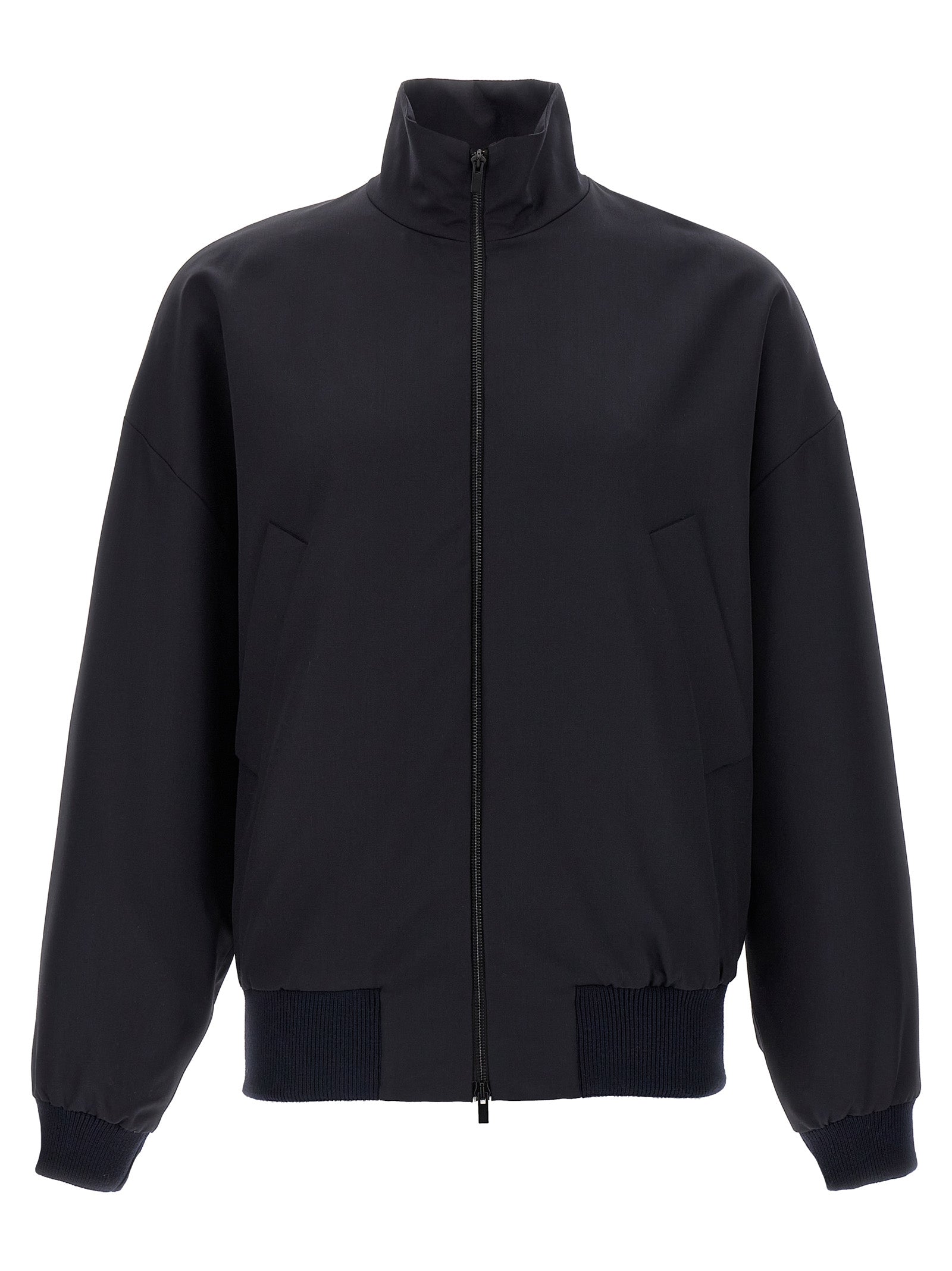 Veste longue en laine vierge bleue Fear Of God, style élégant et moderne, vue de face avec col et boutons visibles.