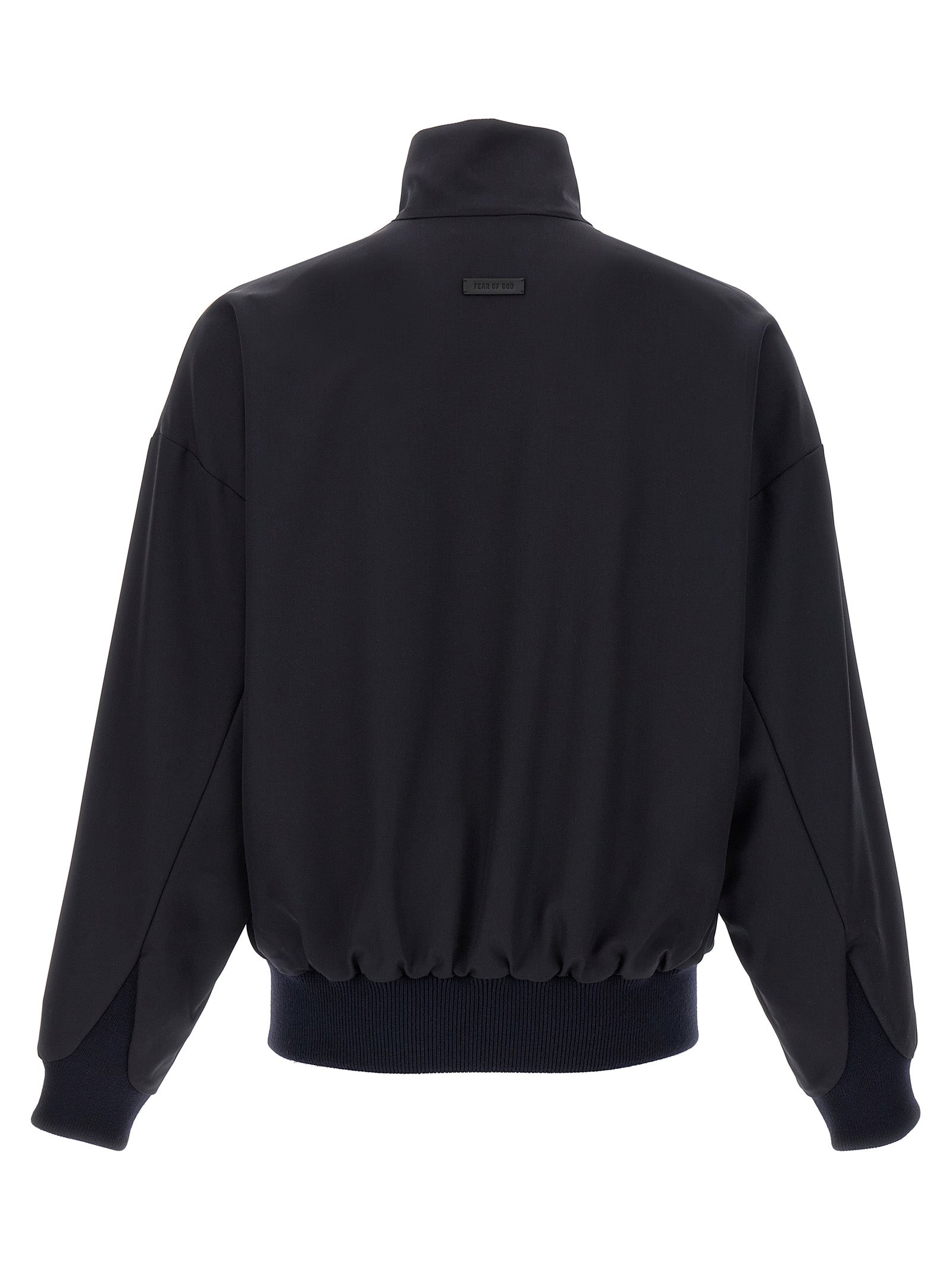 Veste longue en laine vierge bleue Fear Of God, style élégant, matelassée et chaude, portée sur un mannequin.