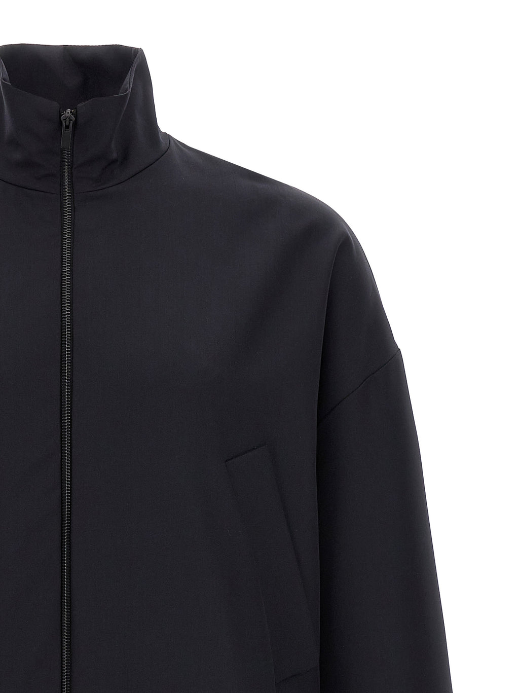 Veste longue en laine vierge bleue Fear Of God, style épuré, avec col élégant et coupe moderne visible sur cette image.