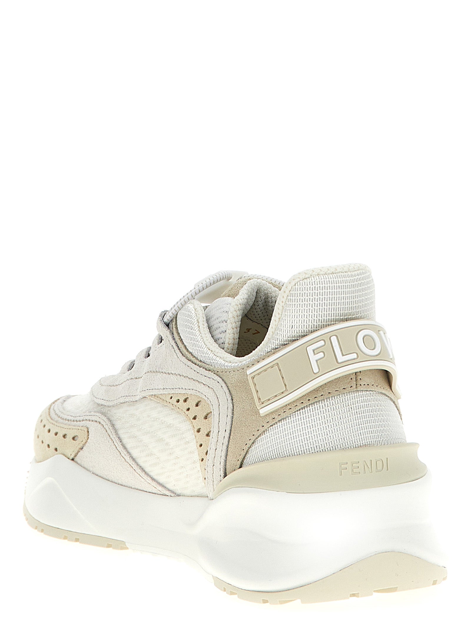Chaussures de sport blanches Fendi en polyester avec semelles épaisses et design moderne, vues de côté.