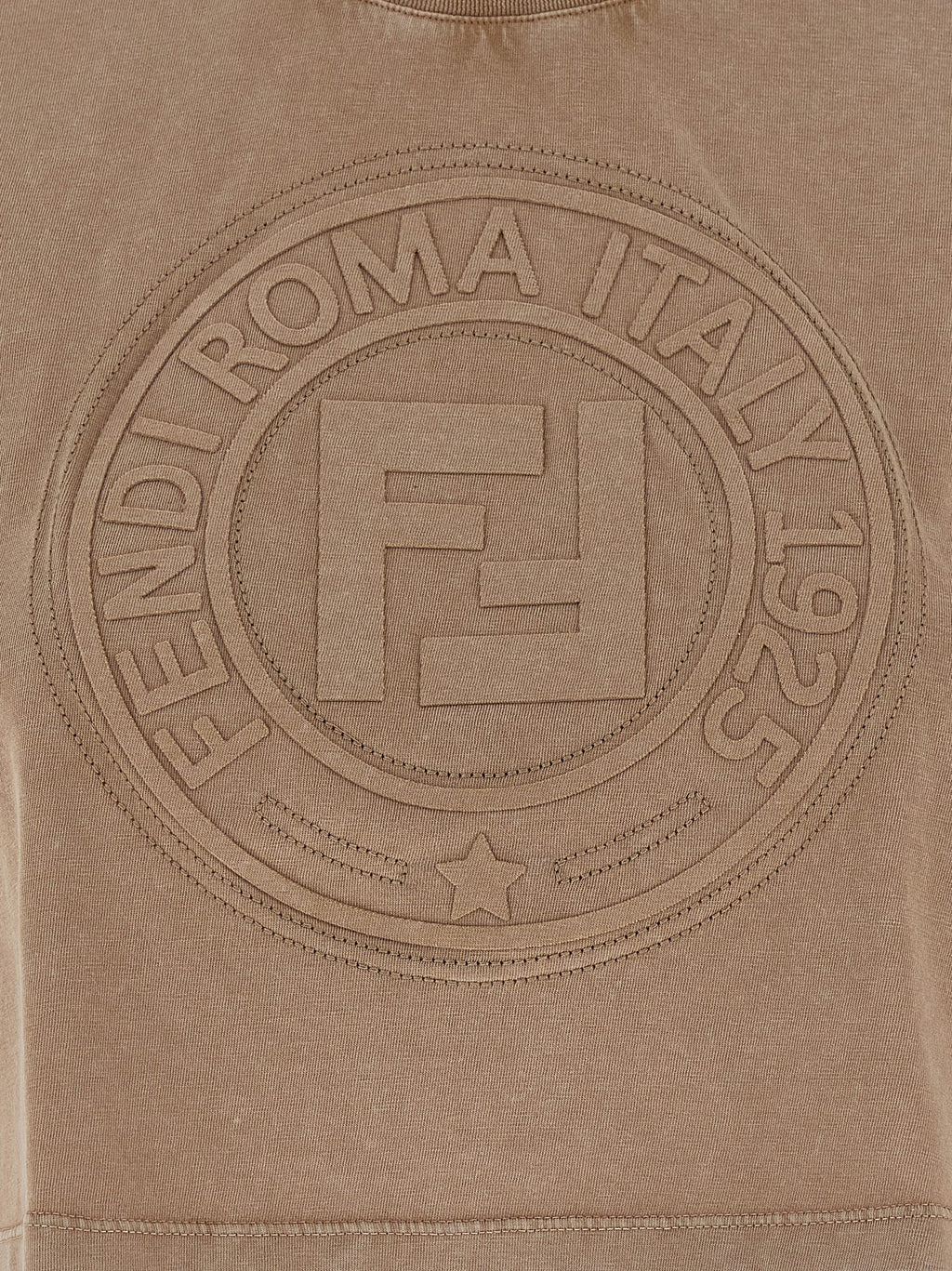 T-shirt en coton marron de la marque Fendi, coupe classique, visible avec logo discret sur la poitrine.