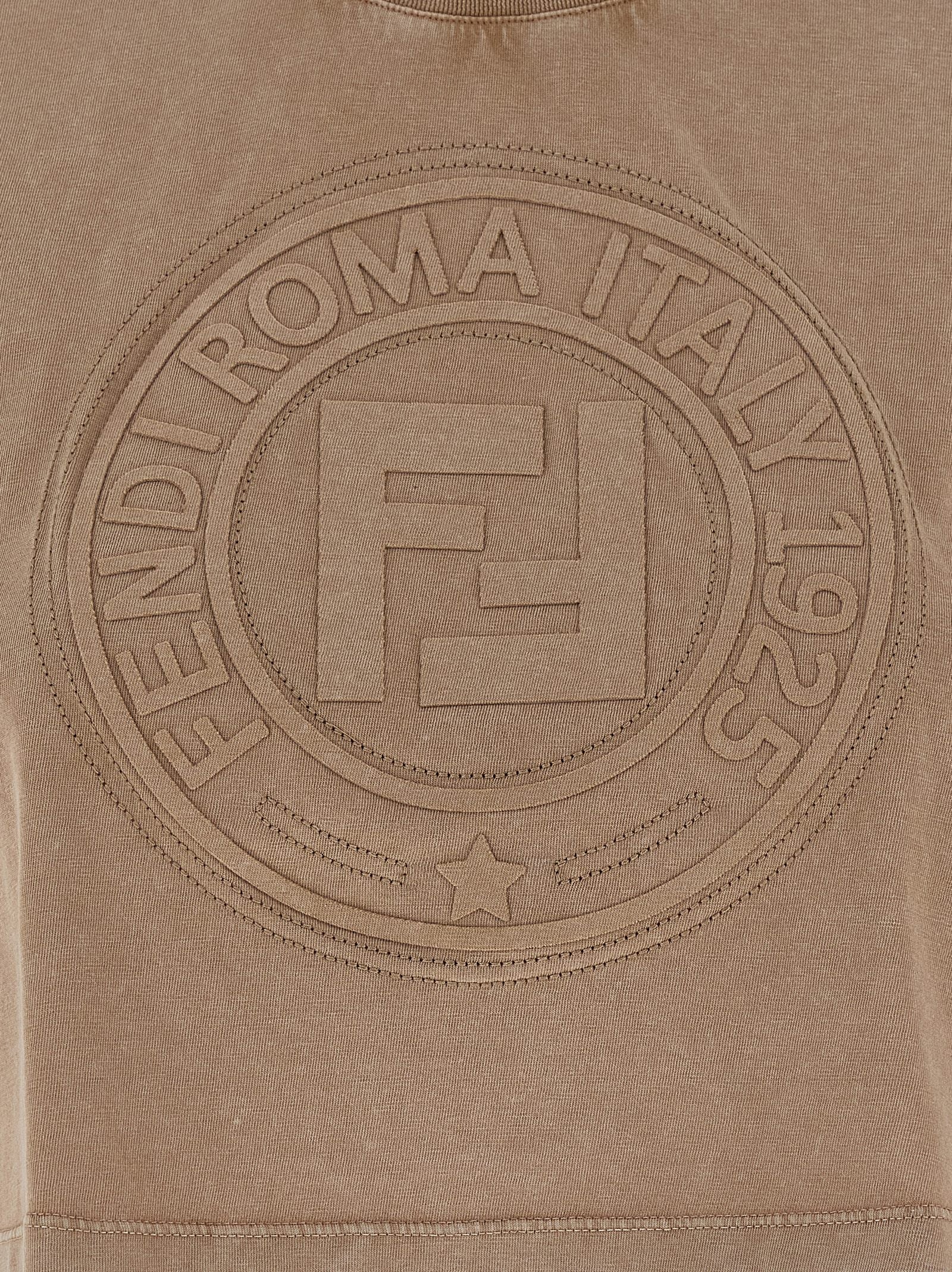 T-shirt en coton marron de la marque Fendi, coupe classique, visible avec logo discret sur la poitrine.