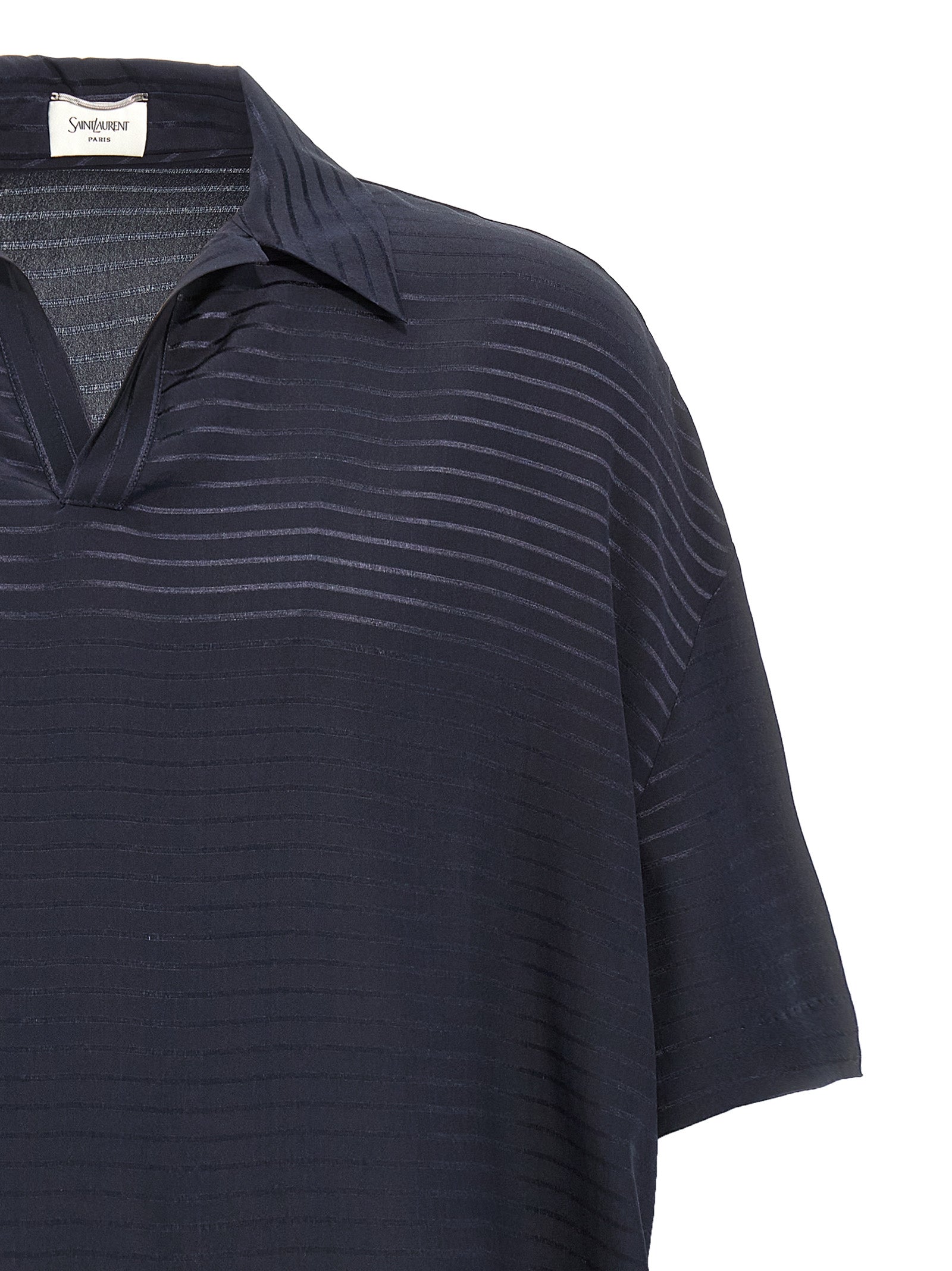 Chemise polo en soie bleue Saint Laurent, vue rapprochée montrant le col et les détails du tissu élégant.