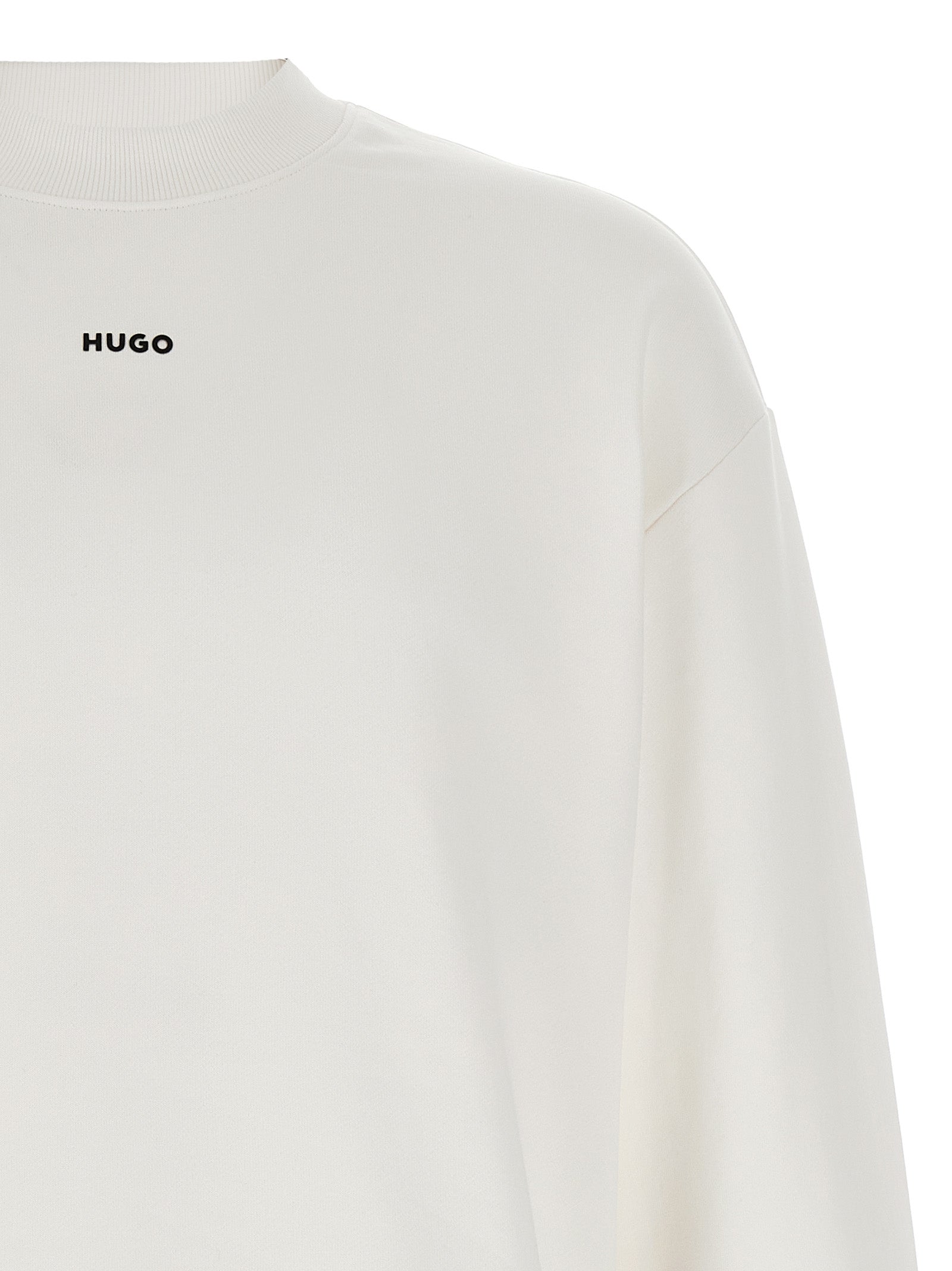 Sweat-shirt blanc en coton de la marque Hugo Boss, avec logo discret sur la poitrine, porté sur un mannequin.