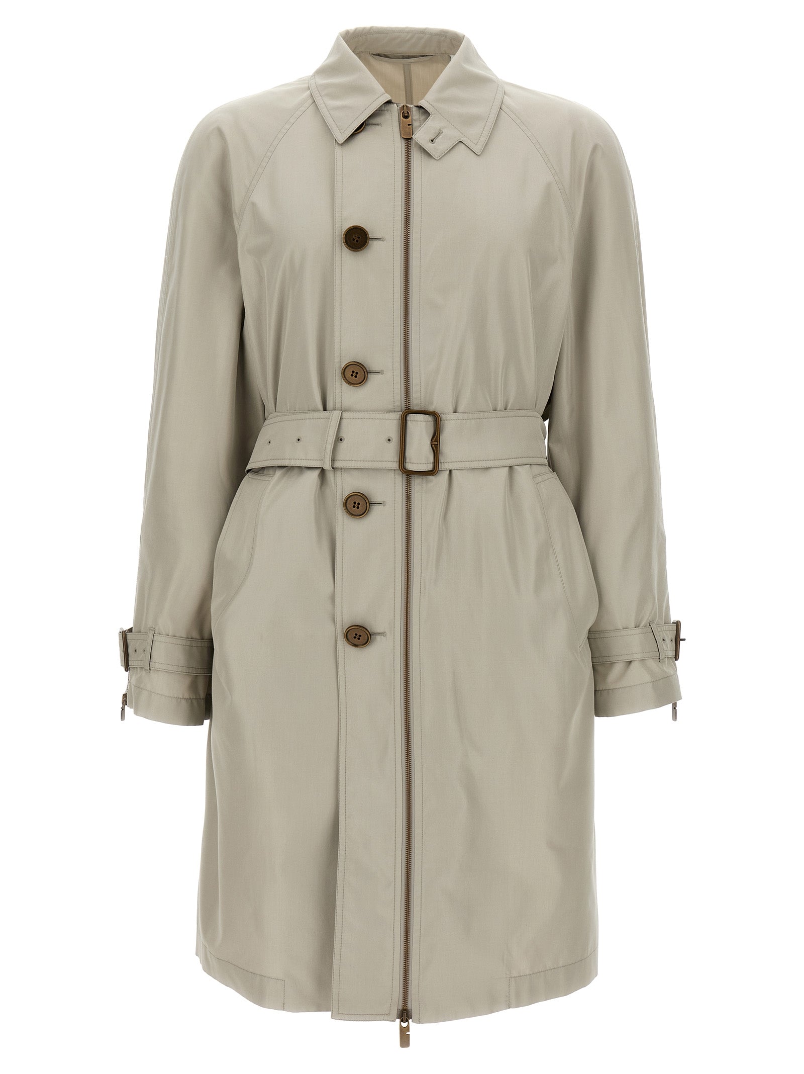 Manteau en satin gris Burberry pour femme, coupe élégante avec col classique et boutons, porté sur un mannequin.