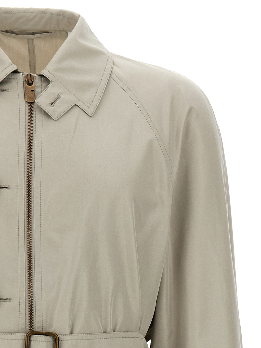 Manteau en satin gris de Burberry, élégant et sophistiqué, avec un design classique et des détails raffinés visibles sur l'image.