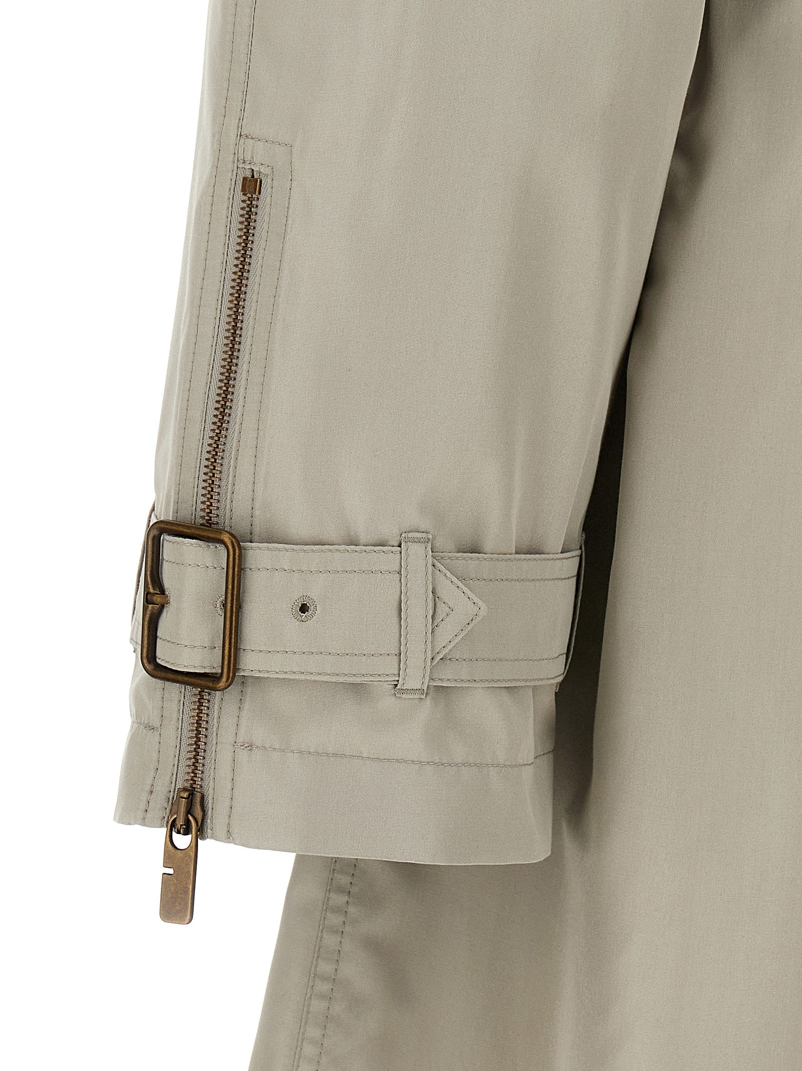 Manteau en satin gris de Burberry, style élégant, visible en détail avec col et fermeture, porté sur un mannequin.