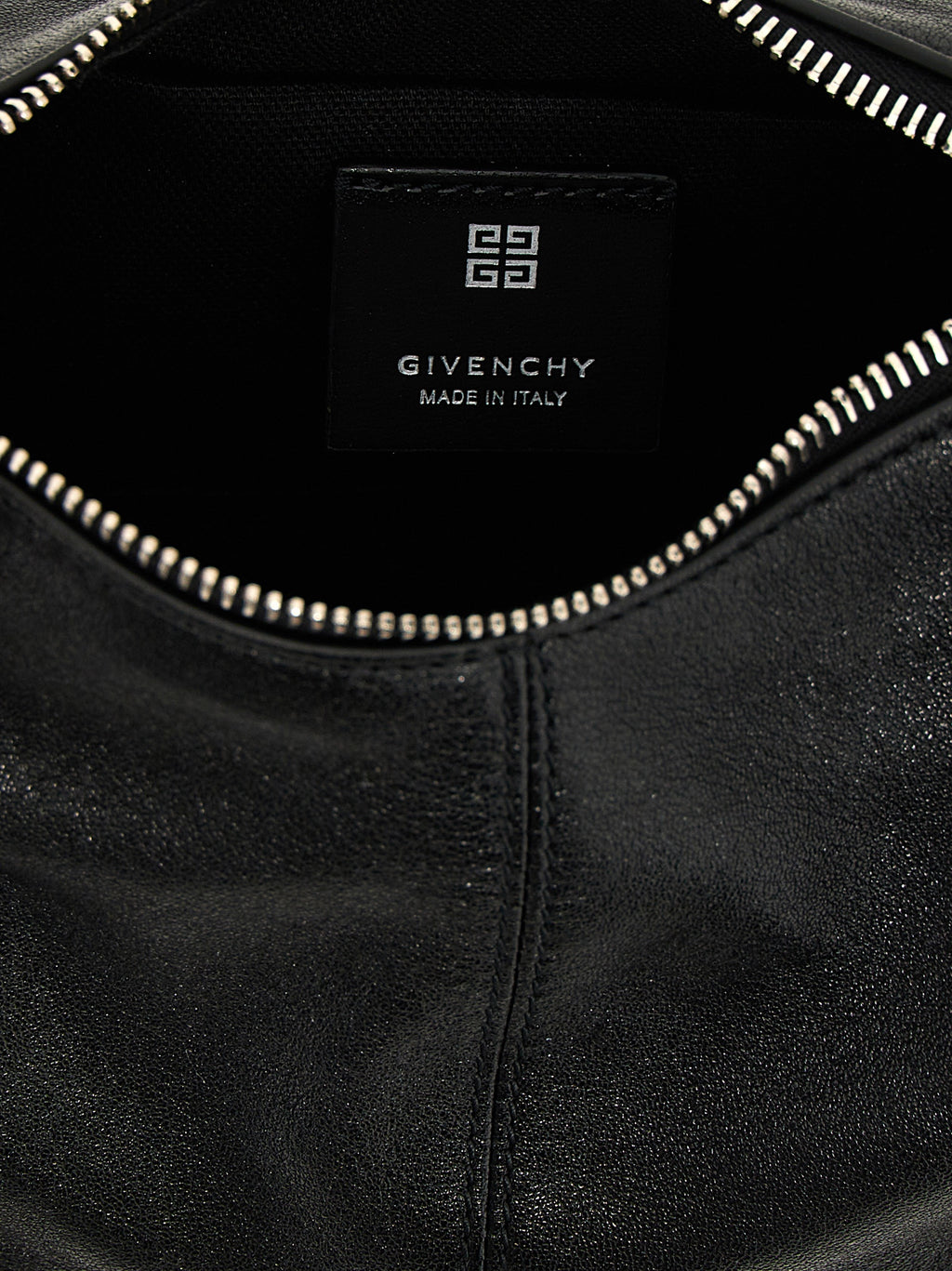 Sac à bandoulière en cuir d'agneau noir Givenchy, élégant et sophistiqué, avec détails en métal argenté.