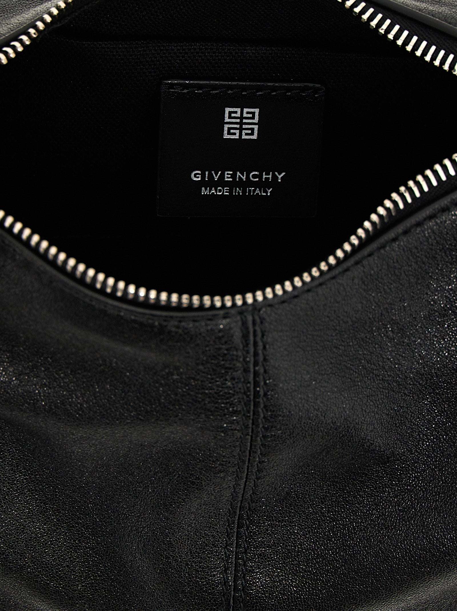 Sac à bandoulière en cuir d'agneau noir Givenchy, élégant et sophistiqué, avec détails en métal argenté.