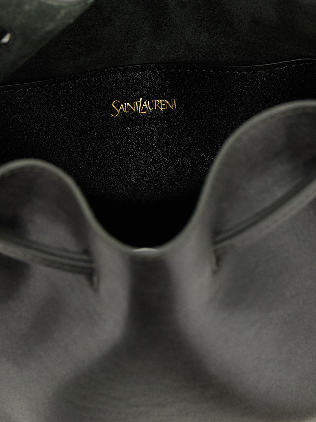 Sac à bandoulière bicolore en cuir de veau Saint Laurent, élégant et sophistiqué, avec détails modernes.