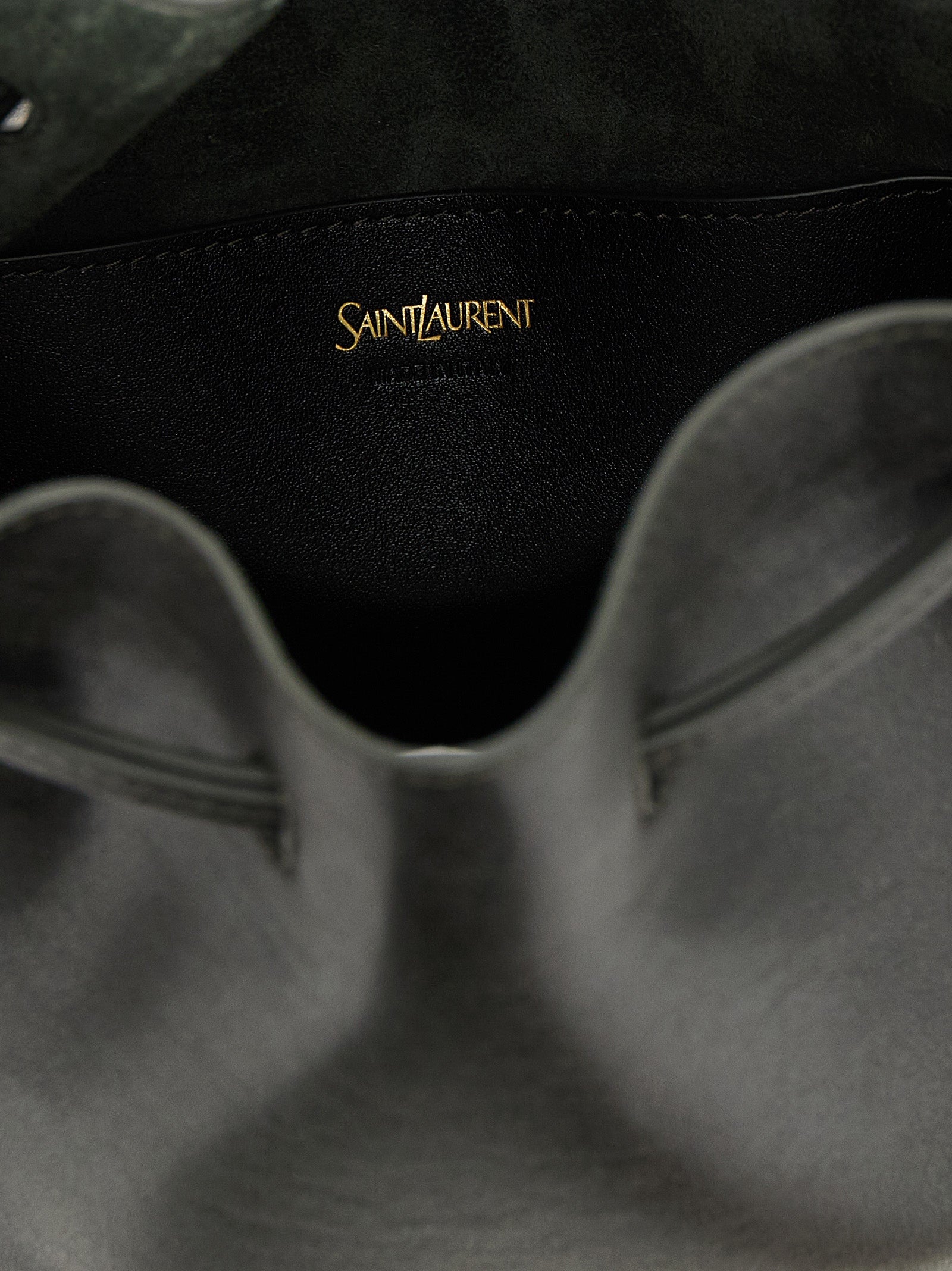 Sac à bandoulière bicolore en cuir de veau Saint Laurent, élégant et sophistiqué, avec détails modernes.