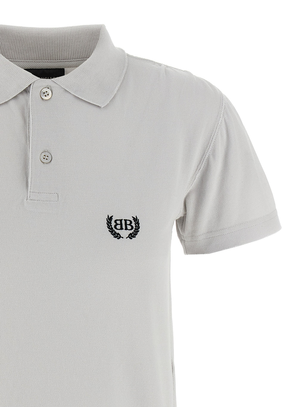 Chemise polo grise en coton de Balenciaga, vue rapprochée du tissu et du col, élégante et moderne.