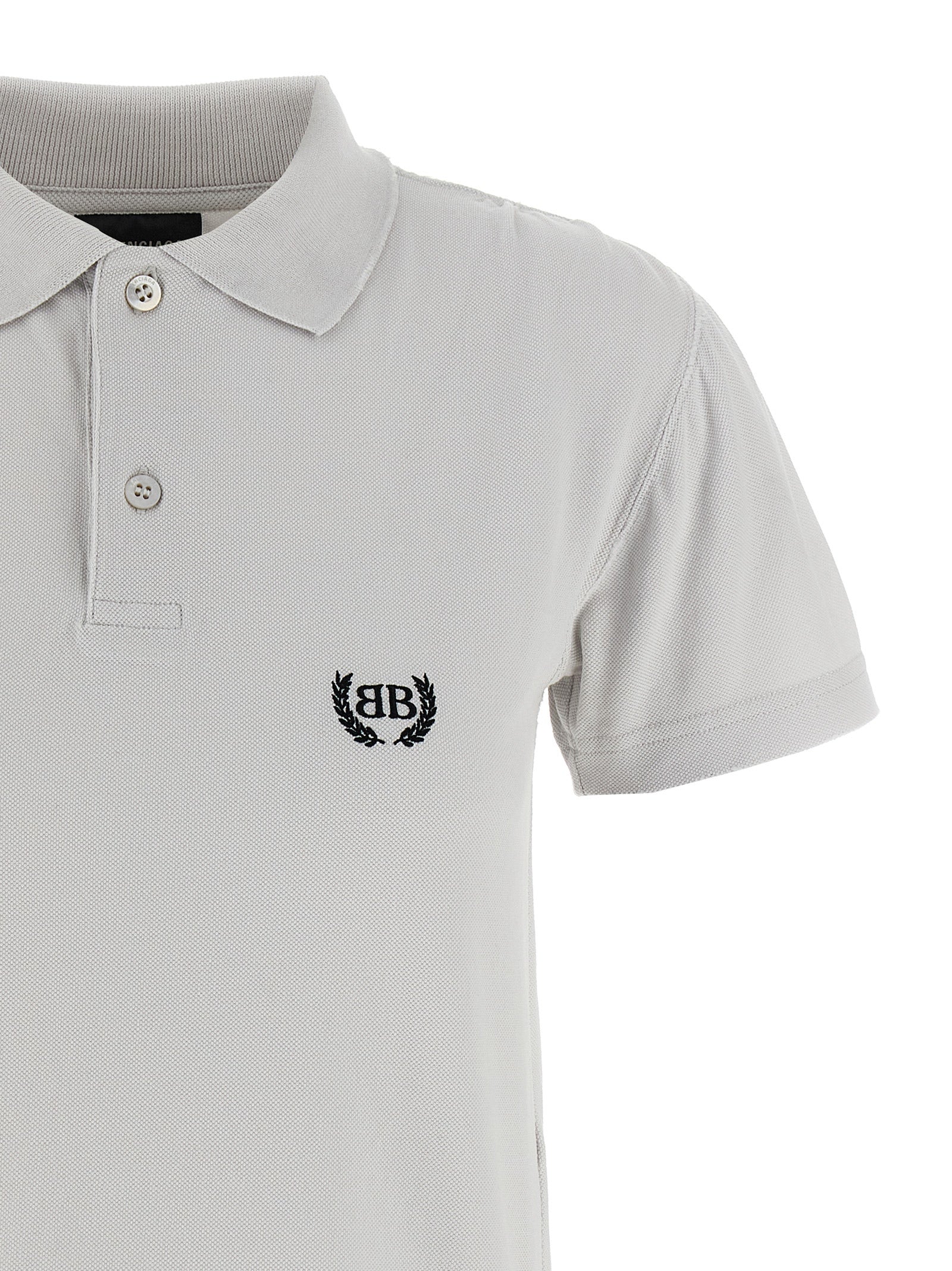 Chemise polo grise en coton de Balenciaga, vue rapprochée du tissu et du col, élégante et moderne.