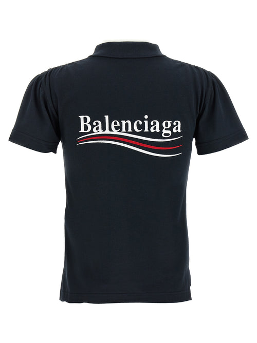 Chemise polo en coton bleu de marque Balenciaga, détail du col et du logo sur la poitrine, vue de face.