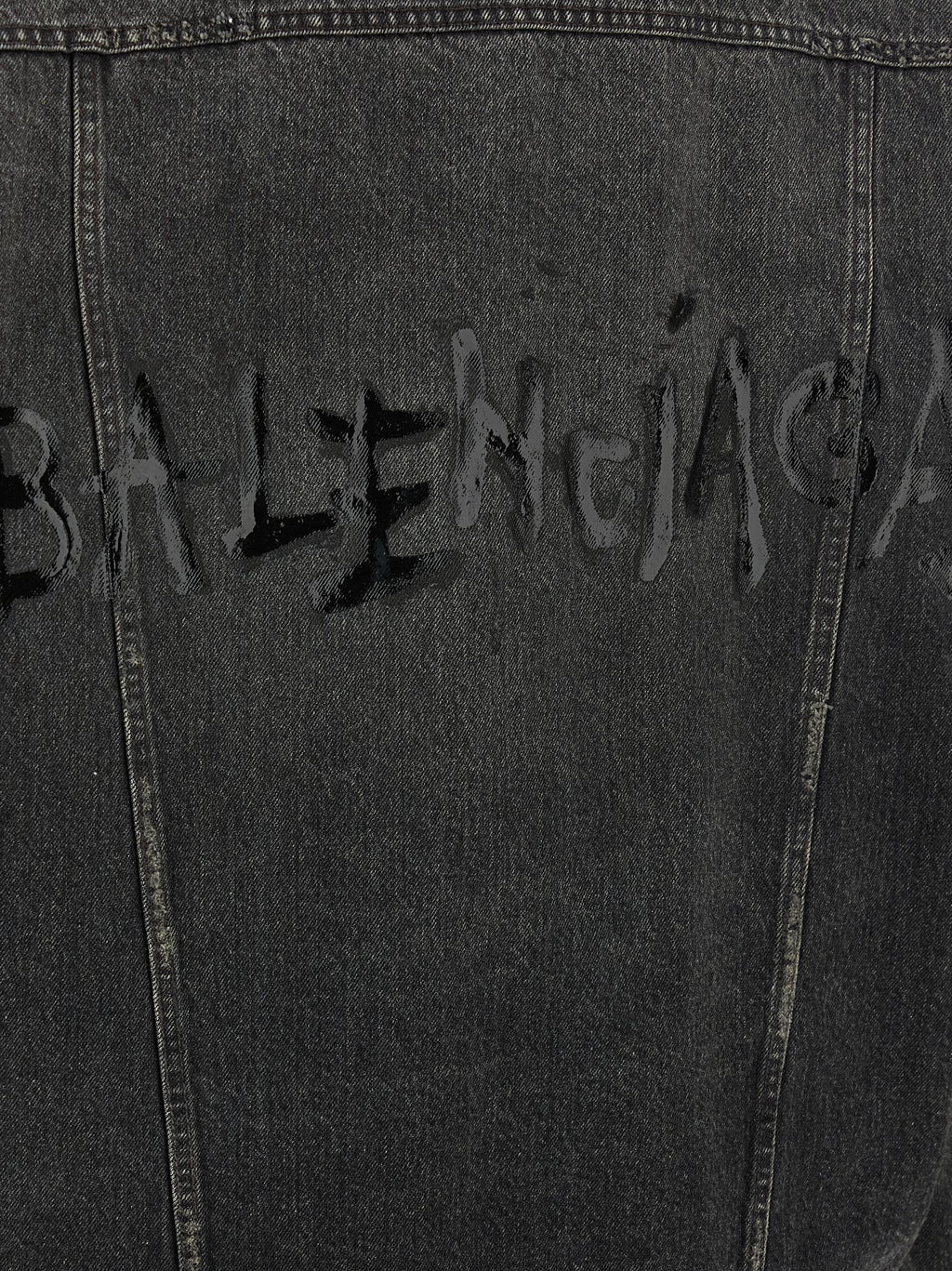 Veste en denim gris en coton de Balenciaga, coupe classique avec détails de style moderne, vue de face sur fond neutre.