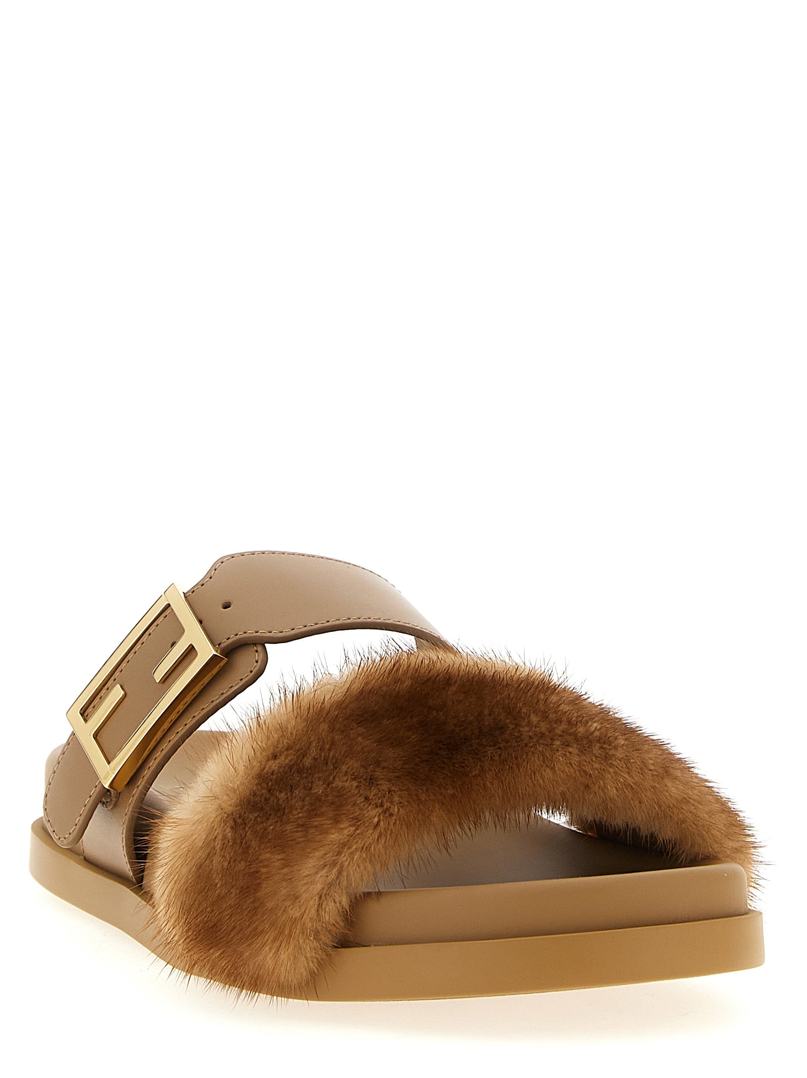 Sandales en cuir marron Fendi, style slide avec design élégant et confort optimal, visibles en gros plan.