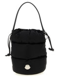 Sac à main Moncler en polyamide noir, avec poignées et détails élégants, pour un style chic et pratique.