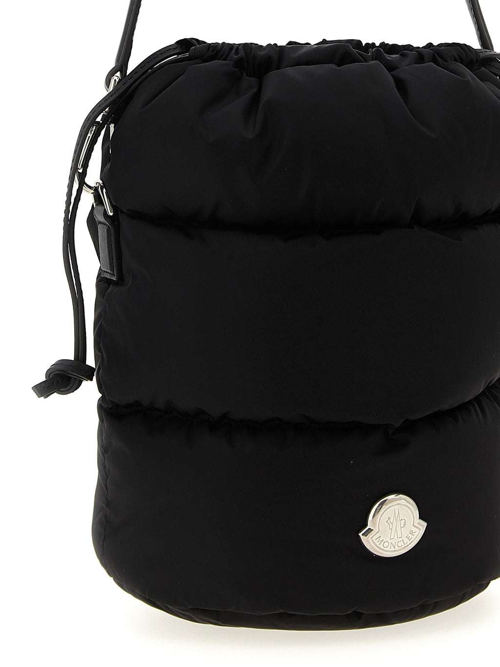 Sac à main Moncler en polyamide noir, avec poignées et détails élégants, parfait pour un style moderne et sophistiqué.