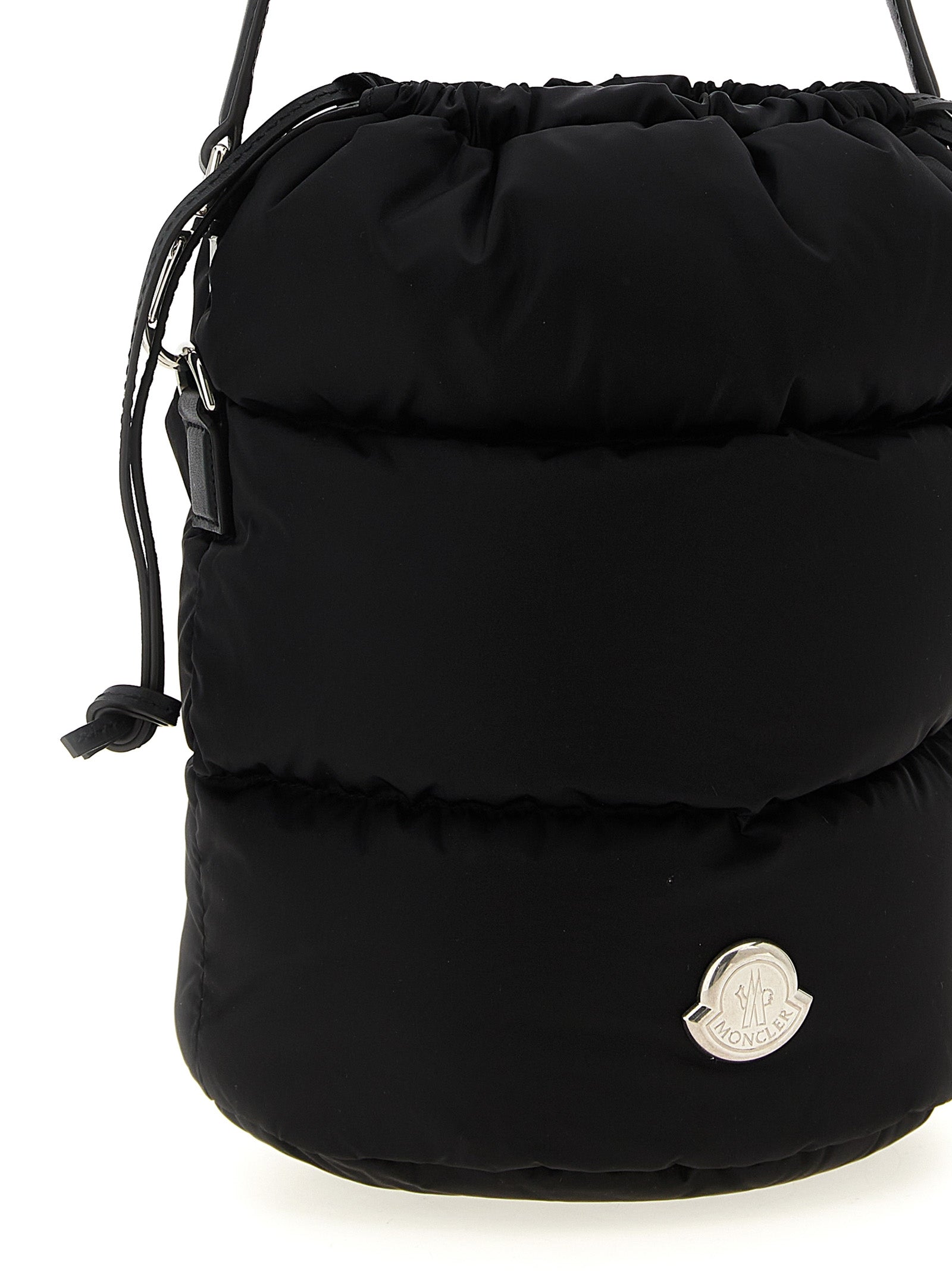Sac à main Moncler en polyamide noir, avec poignées et détails élégants, parfait pour un style moderne et sophistiqué.