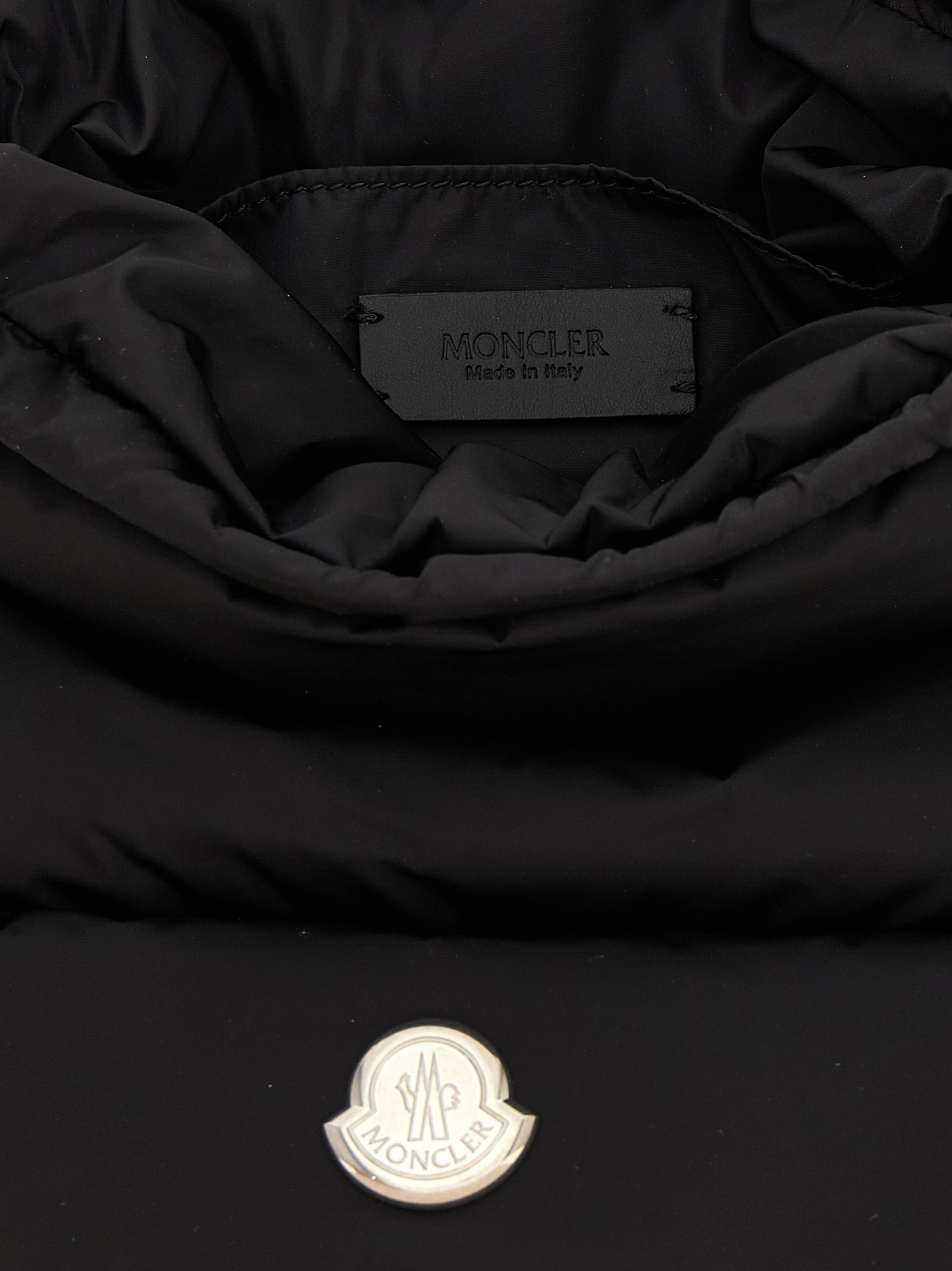 Sac à main Moncler en polyamide noir, avec détails élégants et poignée robuste, idéal pour un style chic et pratique.