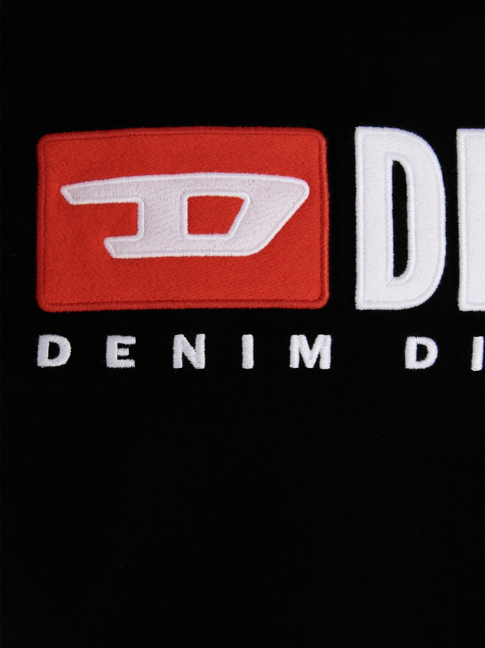 T-shirt en coton noir Diesel, coupe classique, avec logo Diesel imprimé à l'avant, porté sur mannequin.