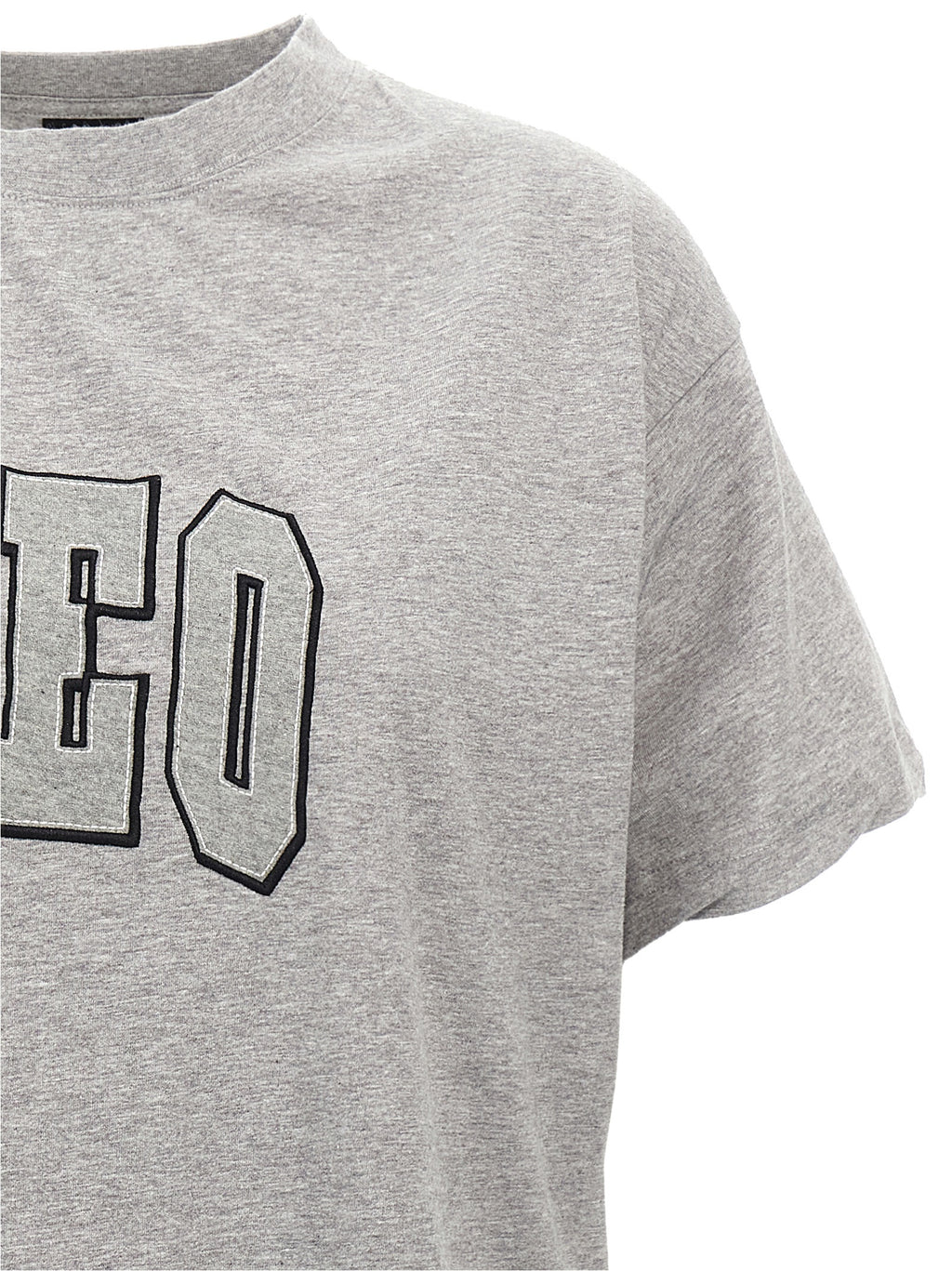 T-shirt gris en coton de Balenciaga, coupe classique, logo discret sur la poitrine, porté sur un mannequin.