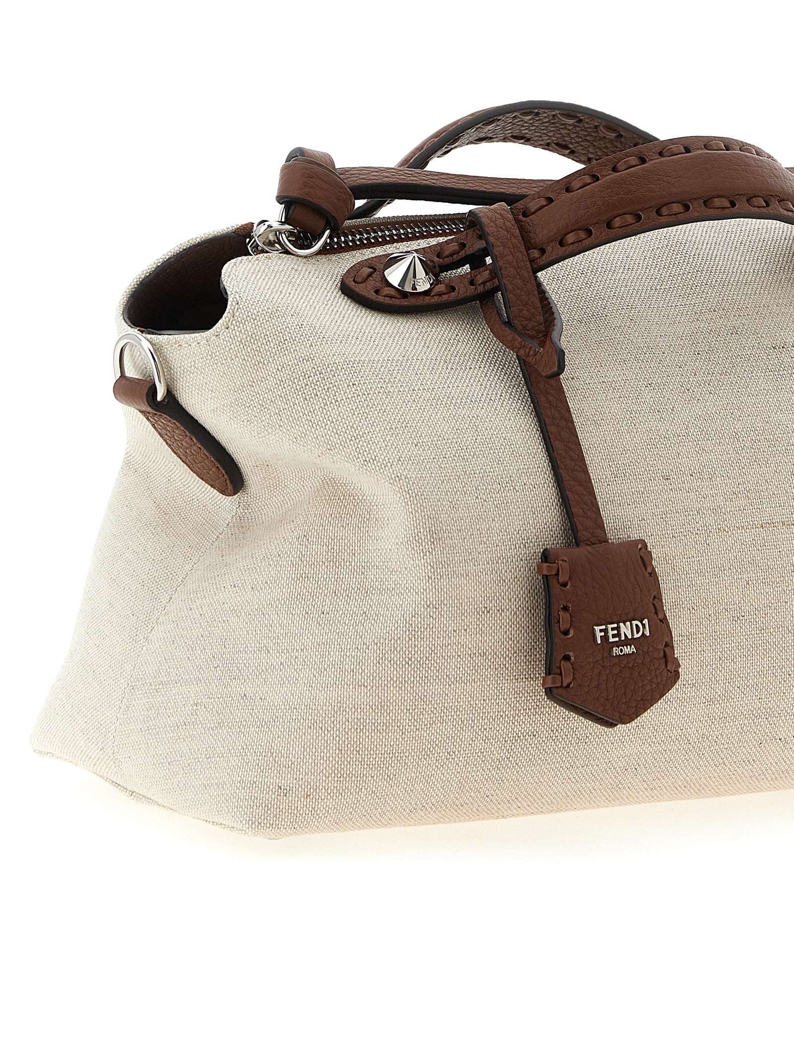 Sac à main Fendi beige en polyéthylène avec poignées, vue en gros plan, élégant et léger pour un style moderne.